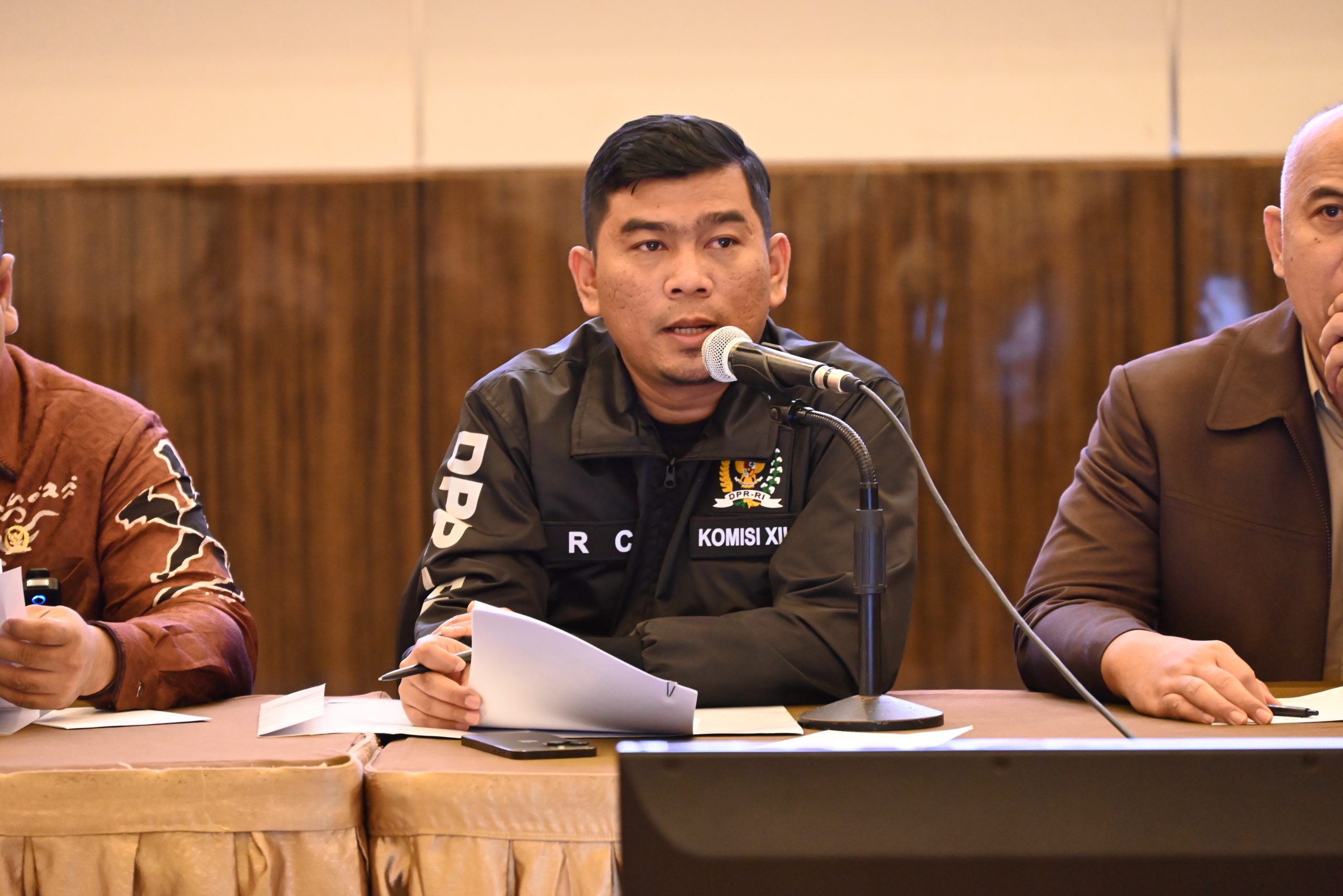 Anggota Komisi XII DPR RI Rocky Candra, saat pertemuan dengan sejumlah mitra kerja, termasuk perusahaan pertambangan dan PT Aneka Tambang (Antam), di Kota Kendari, Sulawesi Tenggara, Jumat (20/03/2024). Foto: Singgih/vel.
