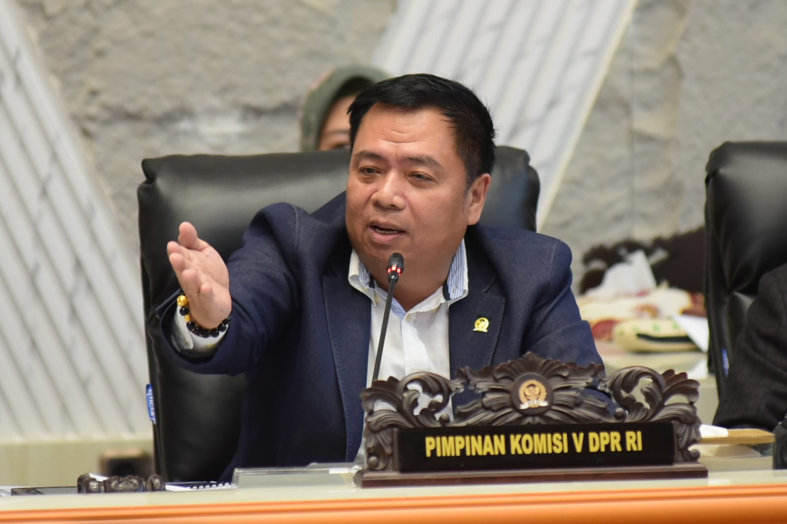 Ketua Komisi V DPR RI Lasarus, saat memimpin rapat kerja Komisi V DPR RI dengan Menteri Perhubungan dan Menteri Pekerjaan Umum dan Perumahan Rakyat (PUPR) di Ruang Rapat Komisi V DPR RI, Senayan, Jakarta, Selasa (11/3/2025). Foto: Oji/vel.