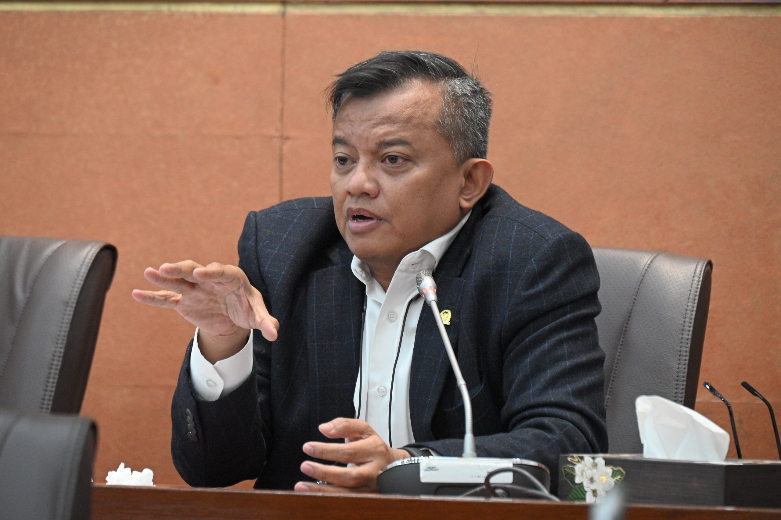 Anggota Komisi VI DPR RI, Mulyadi, dalam Rapat Kerja dengan Menteri Perdagangan dan Rapat Dengar Pendapat (RDP) dengan Direktur Utama Perum Bulog di Gedung DPR RI, Senayan, Jakarta, Senin (3/3/2025). Foto: Farhan/vel.