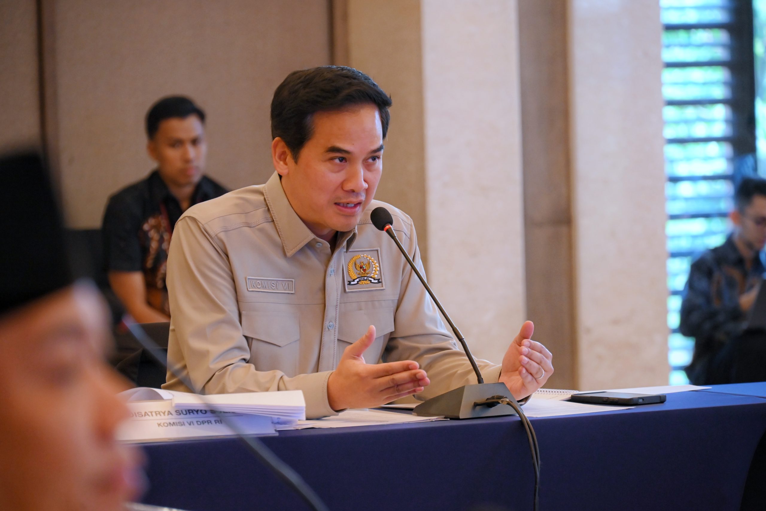 Wakil Ketua Komisi VI DPR RI Adisatriya Sulisto, saat memimpin pertemuan Komisi VI dengan Kementerian BUMN serta jajaran di Yogyakarta, Jumat (21/3/2025). Foto: Mentari/vel.