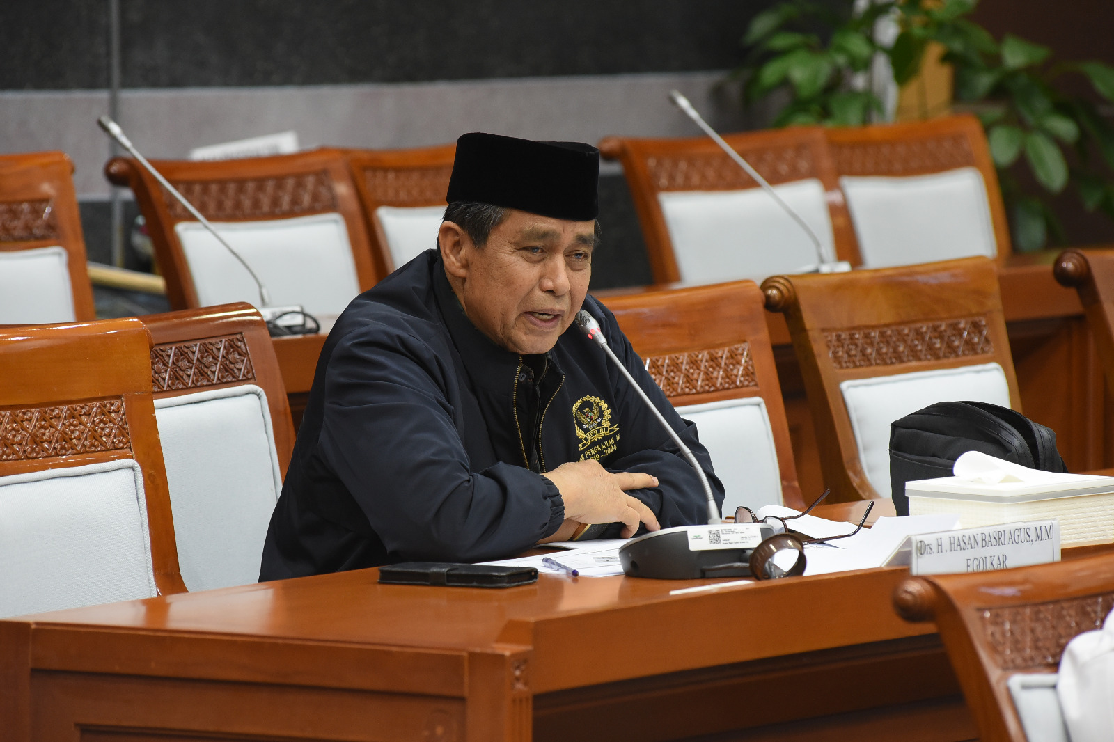 Anggota Komisi VIII DPR RI Hasan Basri Agus, saat mengikuti Rapat Dengar Pendapat Umum (RDPU) dengan para pakar ekonomi, Senin (10/3/2025). Foto: Arief/vel.