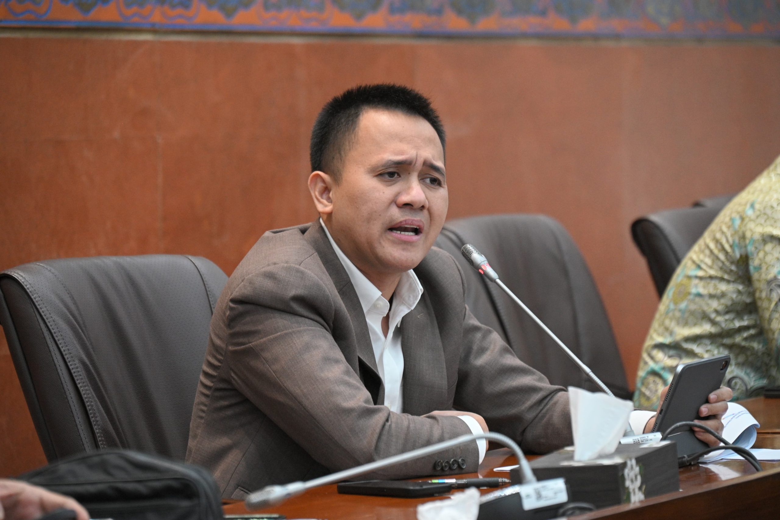Anggota Komisi VI DPR Fraksi PDI-P Mufti Anam, saat rapat dengar pendapat (RDP) antara Dirut Pertamina Simon Aloysius Mantiri beserta holding-nya dengan Komisi VI DPR di Gedung DPR, Senayan, Jakarta, Selasa (11/3/2025). Foto: Farhan/vel.