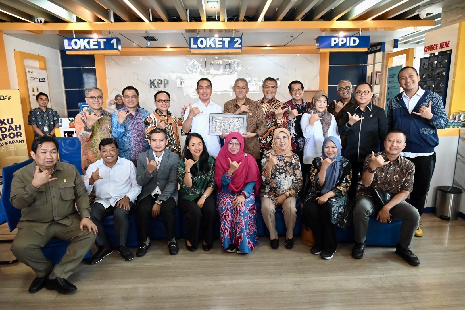 Wakil Ketua Komisi XI DPR RI, Fauzi Amro foto bersama usai memimpin melakukan Kunjungan Kerja Spesifik ke Kota Tangerang, Provinsi Banten, Jumat (14/3/2025)v. Foto : blf/Andri.