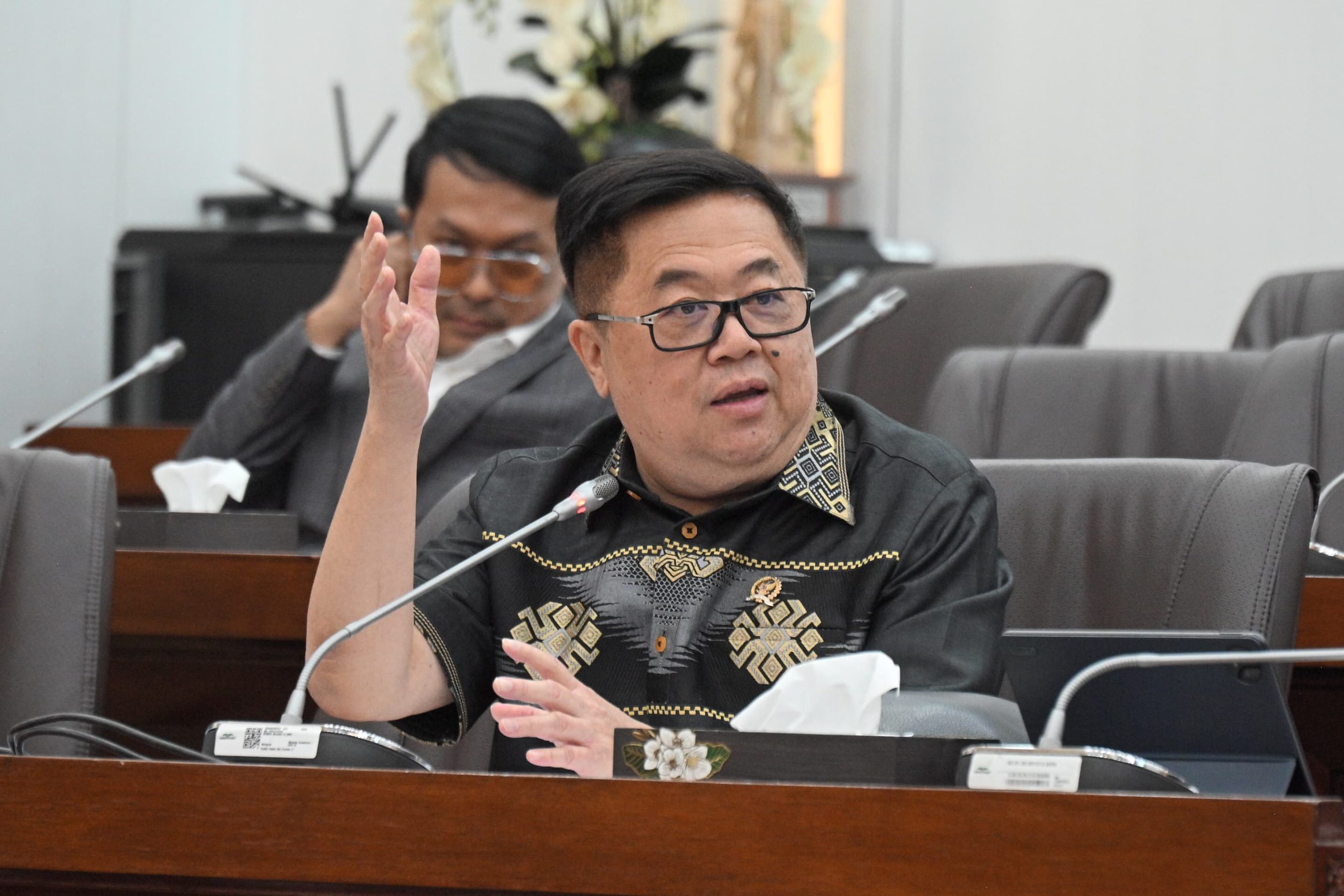 Anggota Komisi VI Darmadi Durianto, saat mengikuti rapat dengar pendapat (RDP) Komisi VI dengan PT Pertamina pada Selasa (11/3/2025). Foto: Farhan/vel.