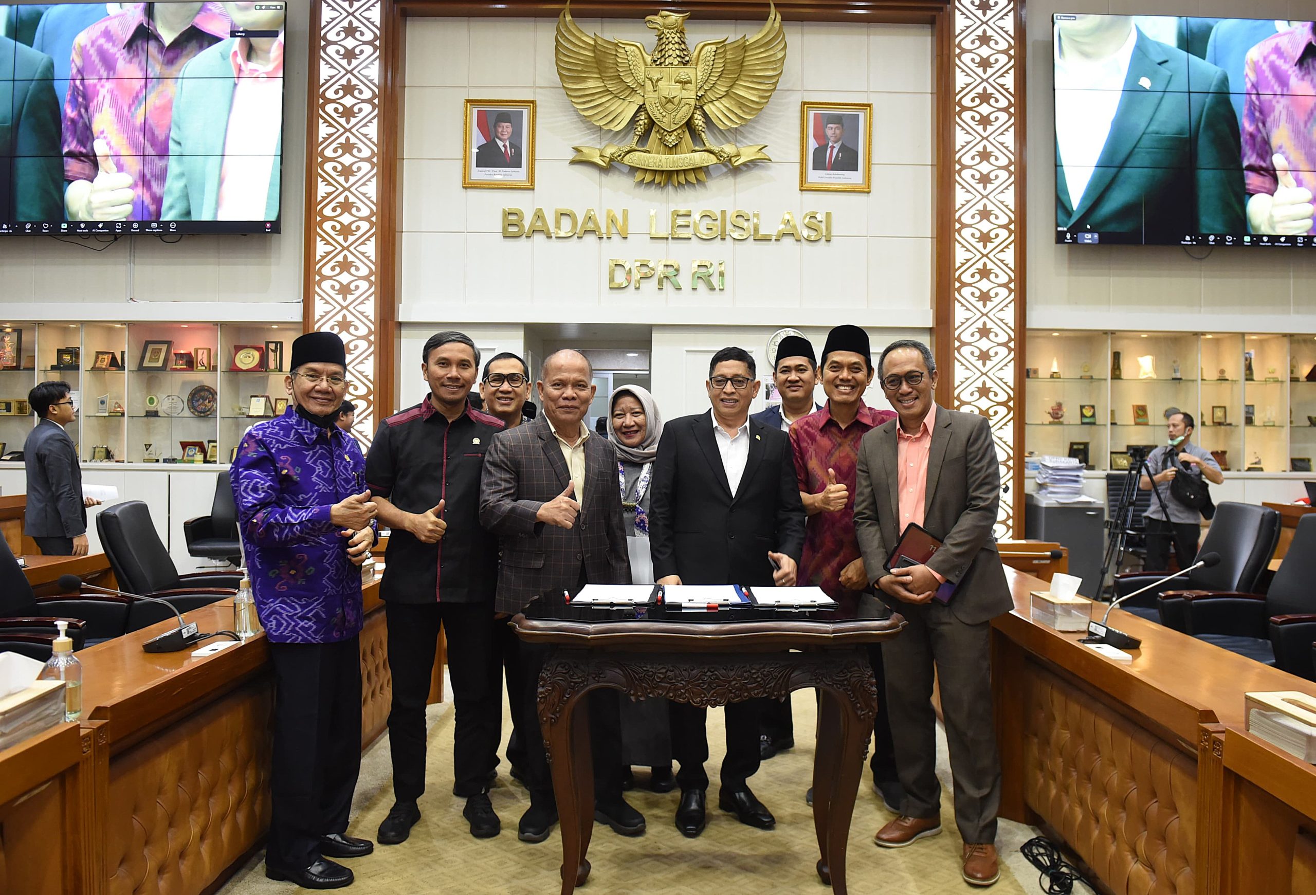 Ketua Baleg DPR RI Bob Hasan usai rapat pleno Pengambilan Keputusan Tingkat I atas hasil harmonisasi, pembulatan, dan pemantapan konsepsi atas 10 RUU tentang Kabupaten/Kota di Provinsi Gorontalo, Sulawesi Tenggara, dan Sulawesi Utara di gedung Nusantara I DPR RI, Senayan, Jakarta, Rabu (5/3/2025). Foto : Jaka/Andri.