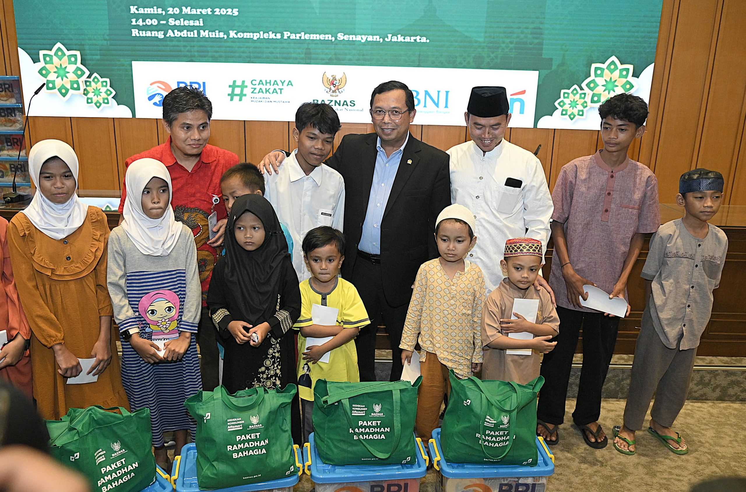 Wakil Ketua Badan Akuntabilitas Keuangan Negara (BAKN) DPR RI, Herman Khaeron dalam santunan Yatim Piatu 2025 yang digelar oleh KWP bekerja sama dengan Biro Pemberitaan Parlemen (BPP) Setjen DPR RI dengan tema ’Saatnya Wartawan Menggapai Keberkahan Serta Menginspirasi di Bulan Ramadan’ di Gedung Nusantara, Senayan, Jakarta, Kamis (20/3/2025). Foto : Farhan/Andri.