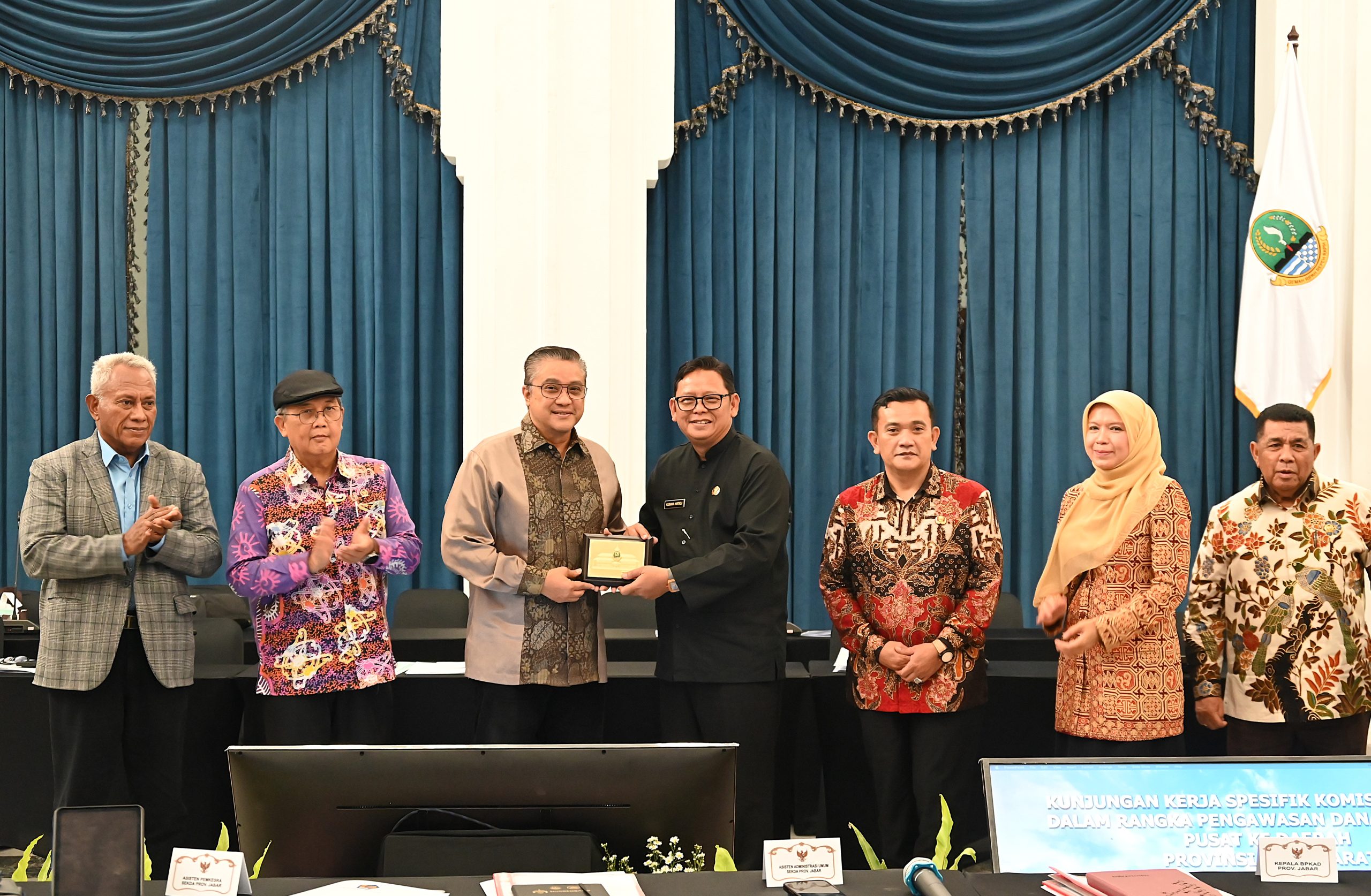 Wakil Ketua Komisi II DPR RI Dede Yusuf Macan Effendi bertukar cinderamata usai memimpin kunjungan kerja spesifik Komisi II ke Bandung, Jawa Barat, Kamis (6/3/2025). Foto : Galuh/Andri.