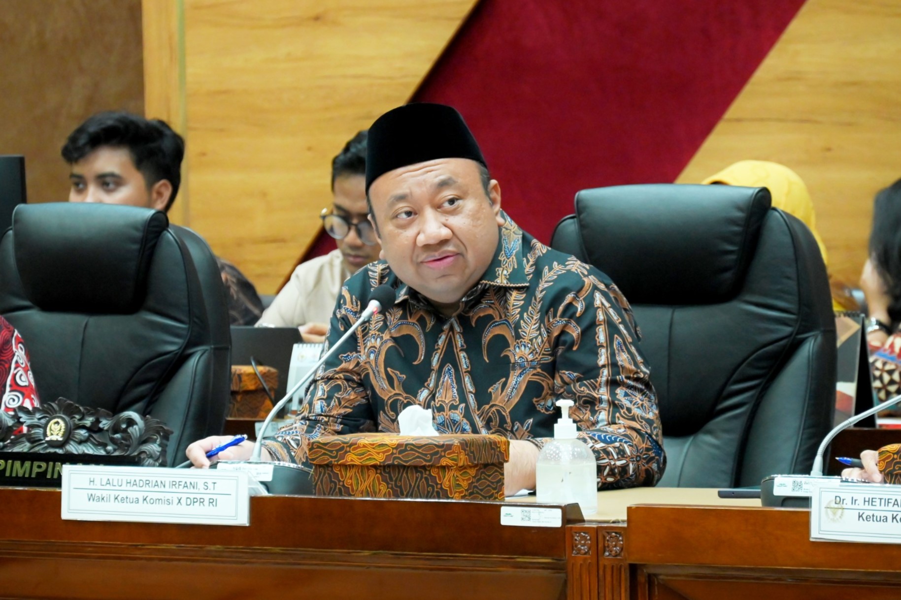 Wakil Ketua Komisi X DPR RI Lalu Hadrian Irfani, saat memimpin rapat Panja PTKL Komisi X dengan Kemendiktisaintek di Gedung Nusantara I, DPR RI, Senayan, Jakarta, Selasa (11/3/2025). Foto: Mentari/vel.