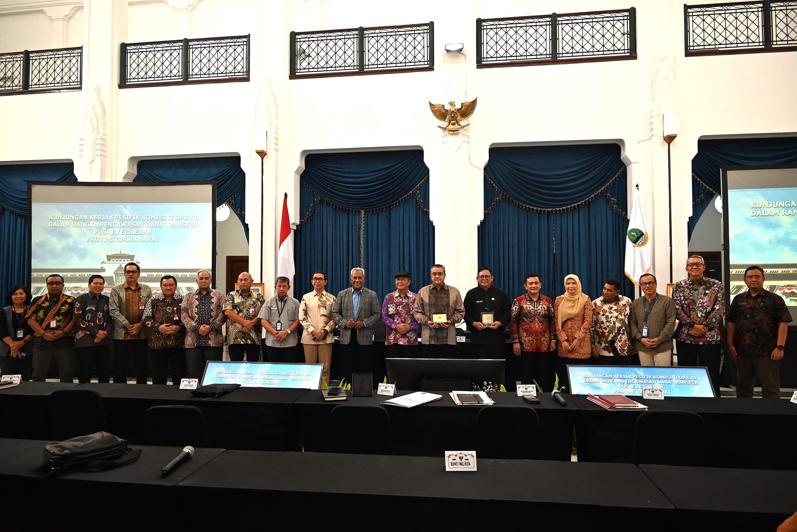 Wakil Ketua Komisi II DPR RI Dede Yusuf Macan Effendi foto bersama usai memimpin kunjungan kerja spesifik Komisi II ke Bandung, Jawa Barat, Kamis (6/3/2025). Foto : Galuh/Andri.