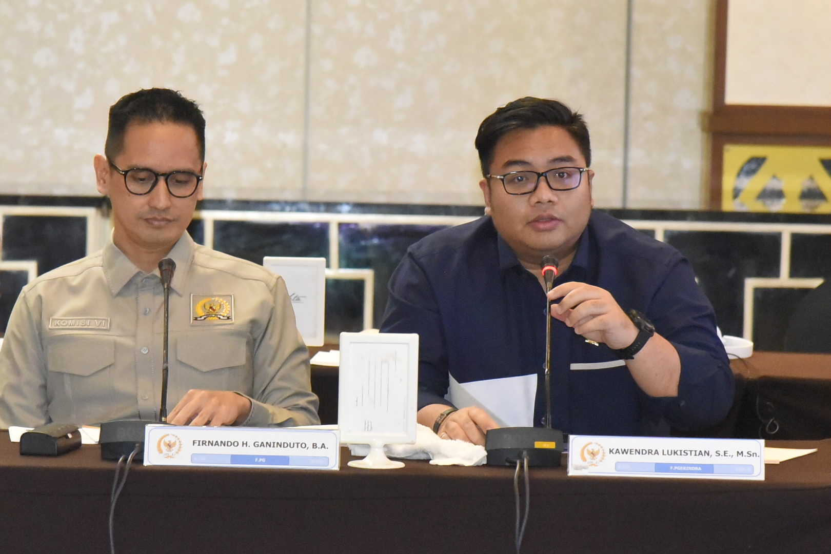 Anggota Komisi VI DPR RI Kawendra Lukistian (kanan), saat mengikuti pertemuan Kunjungan Kerja Spesifik Tim Komisi VI DPR RI, ke Cilegon, Banten, Jumat (7/3/2025). Foto: Chasbi/vel.