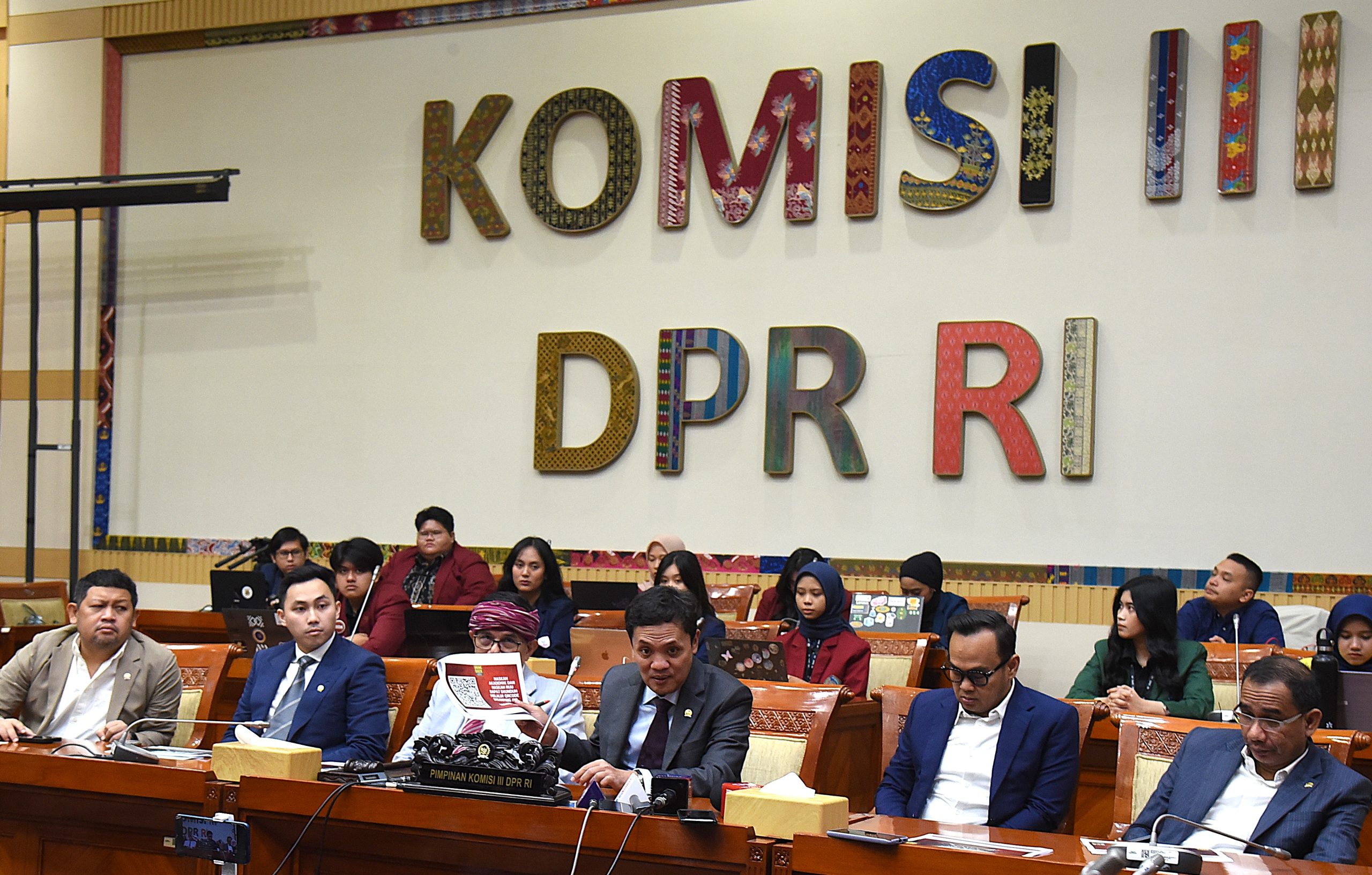 Ketua Komisi III DPR RI Habiburokhman di hadapan media dalam konferensi pers, pada Kamis (20/3/2025), di Gedung Nusantara II, Senayan, Jakarta. Foto : Devi/Andri.