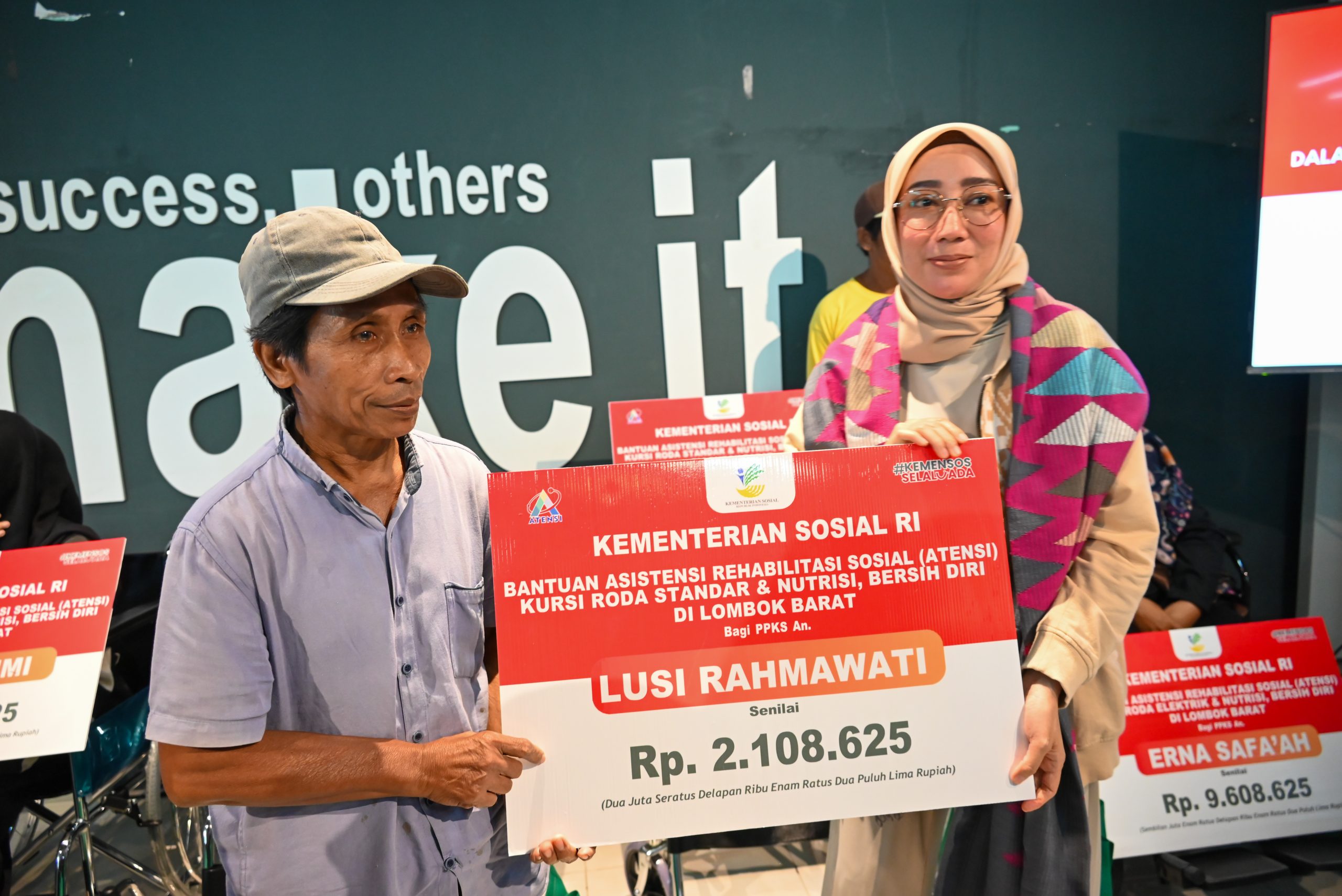 Anggota Komisi VIII DPR RI Lale Syifaun Nufus, saat menyerahkan bantuan sosial dalam kunjungan kerja spesifik di Mataram, Nusa Tenggara Barat, Jumat (21/03/2025). Foto: Nadya/vel.