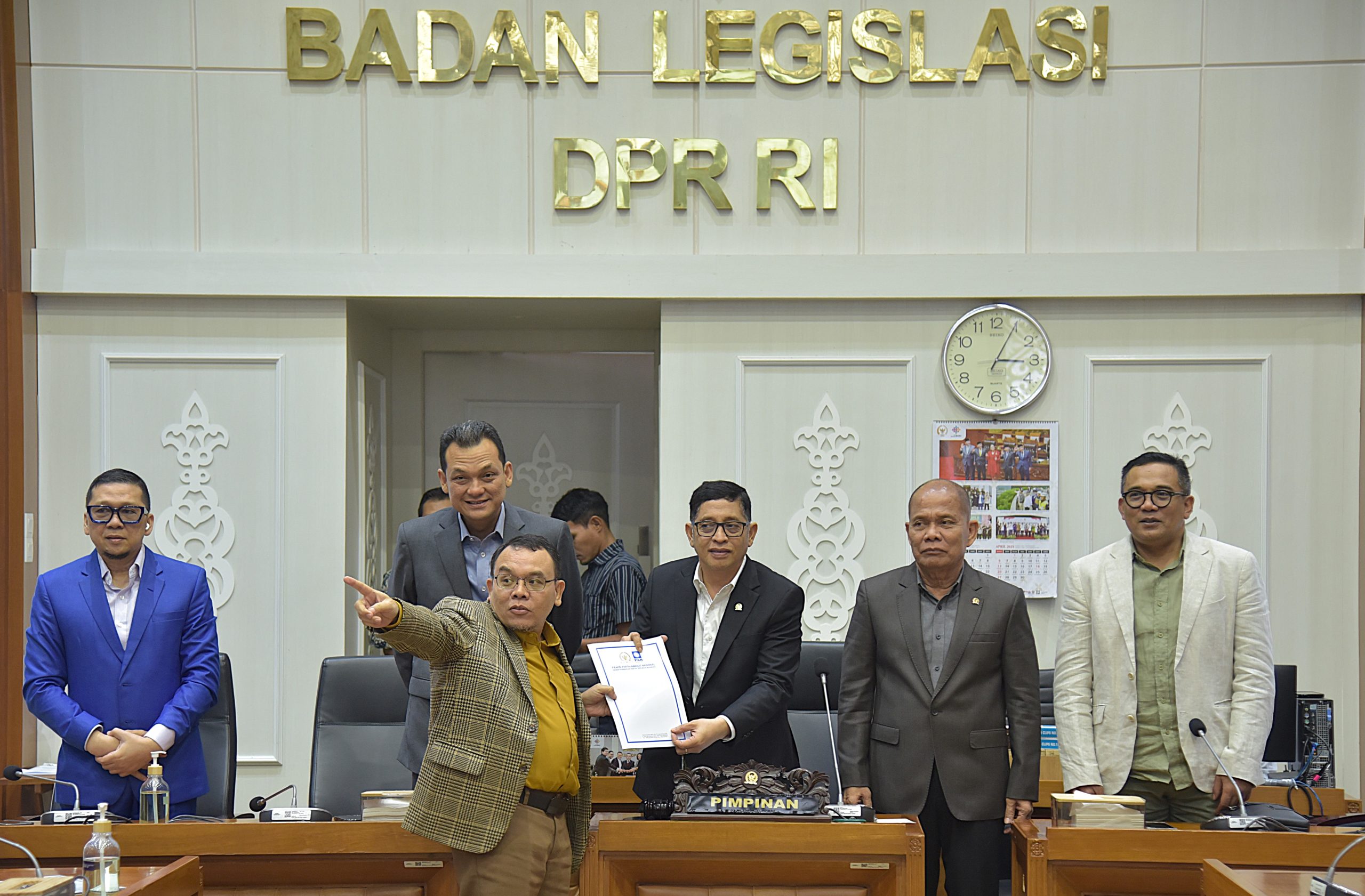 Anggota DPR RI Saleh Partaonan Daulay saat menyampaikan pandangan F-PAN terkait perlunya perubahan ketiga atas Undang-Undang Nomor 18 Tahun 2017 tentang Perlindungan Pekerja Migran Indonesia (P2MI) di ruang Baleg, DPR RI, Senayan, Jakarta, Senin (17/3/2025). Foto : Geral/Andri.