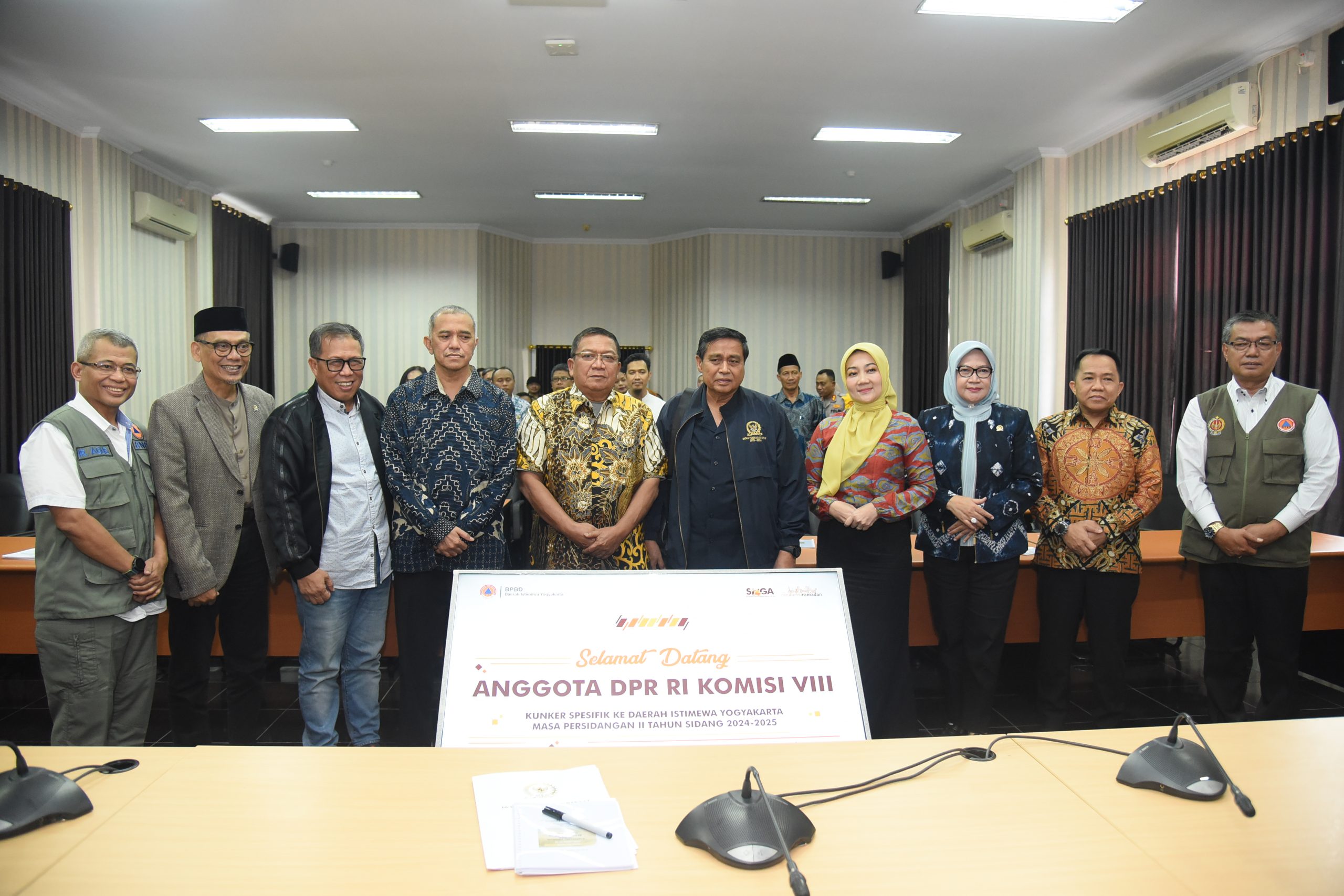 Wakil Ketua Komisi VIII DPR RI, Abdul Wachid, bersama tim usai pertemuan dengan Kepala BPBD Provinsi DIY beserta jajaran di Yogyakarta, Jumat (21/3/2025). Foto: Arief/vel.