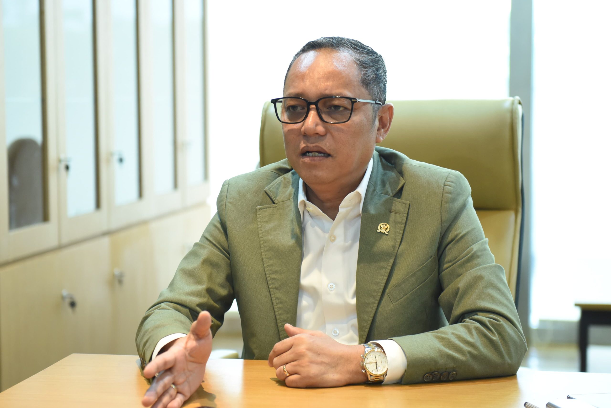 Anggota Komisi II DPR RI, Deddy Yevri Sitorus usai Rapat kerja (Raker) dan rapat dengar pendapat (RDP) Komisi II DPR dengan Mendagri, dan Gubernur Papua Selatan, Gubernur Papua Tengah, Gubernur Papua Pengunungan, Papua Barat, Papua Barat Daya di Senayan, Jakarta, Kamis (13/3/2025). Foto : Jaka/Andri.