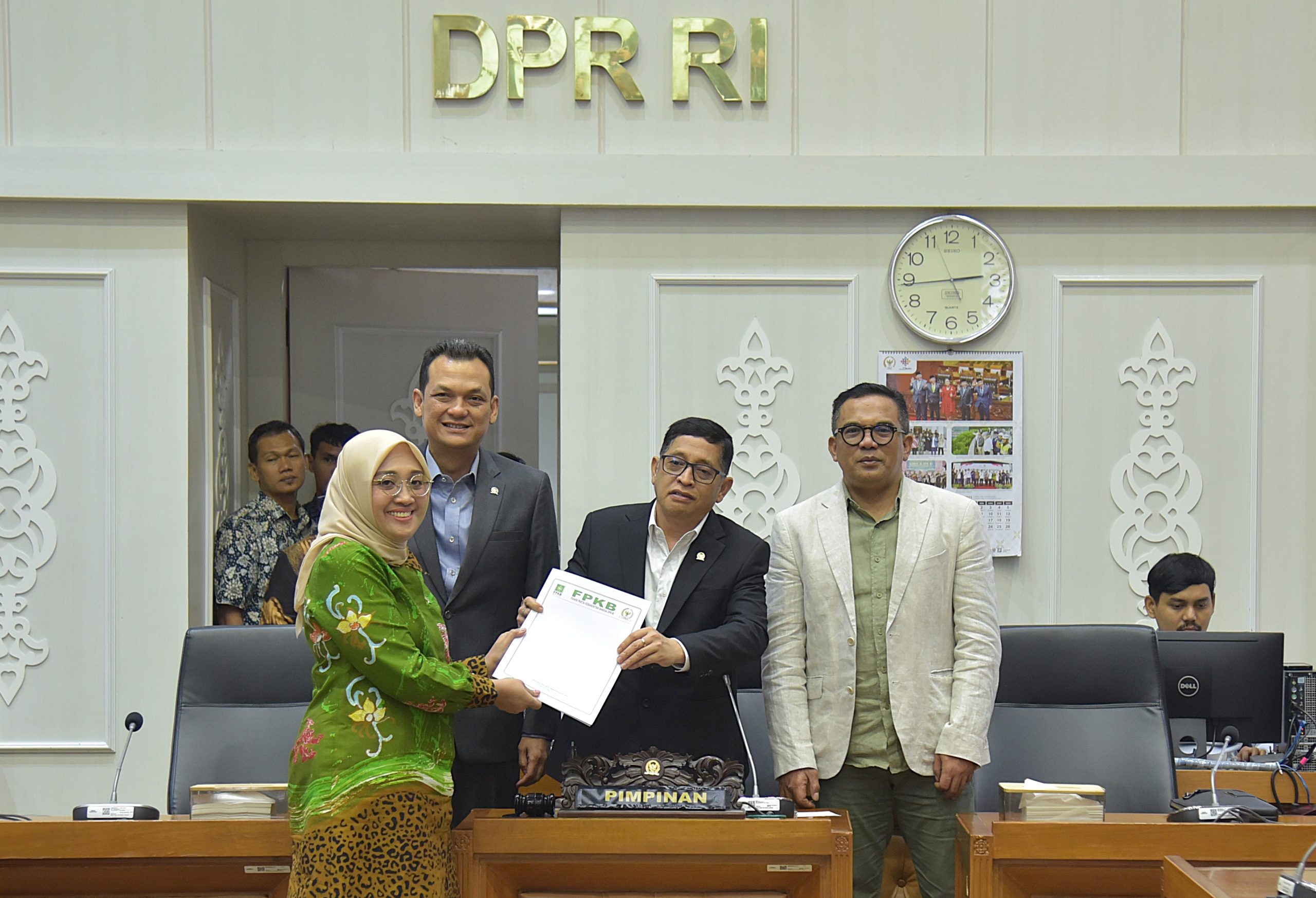 Anggota Badan Legislasi (Baleg) DPR RI Hindun Anisah saat menyampaikan pandangan Fraksi Partai Kebangkitan Bangsa (F-PKB) terkait perlunya perubahan ketiga atas Undang-Undang Nomor 18 Tahun 2017 tentang Perlindungan Pekerja Migran Indonesia (P2MI) di ruang Baleg, DPR RI, Senayan, Jakarta, Senin (17/3/2025). Foto : Geral/Andri.