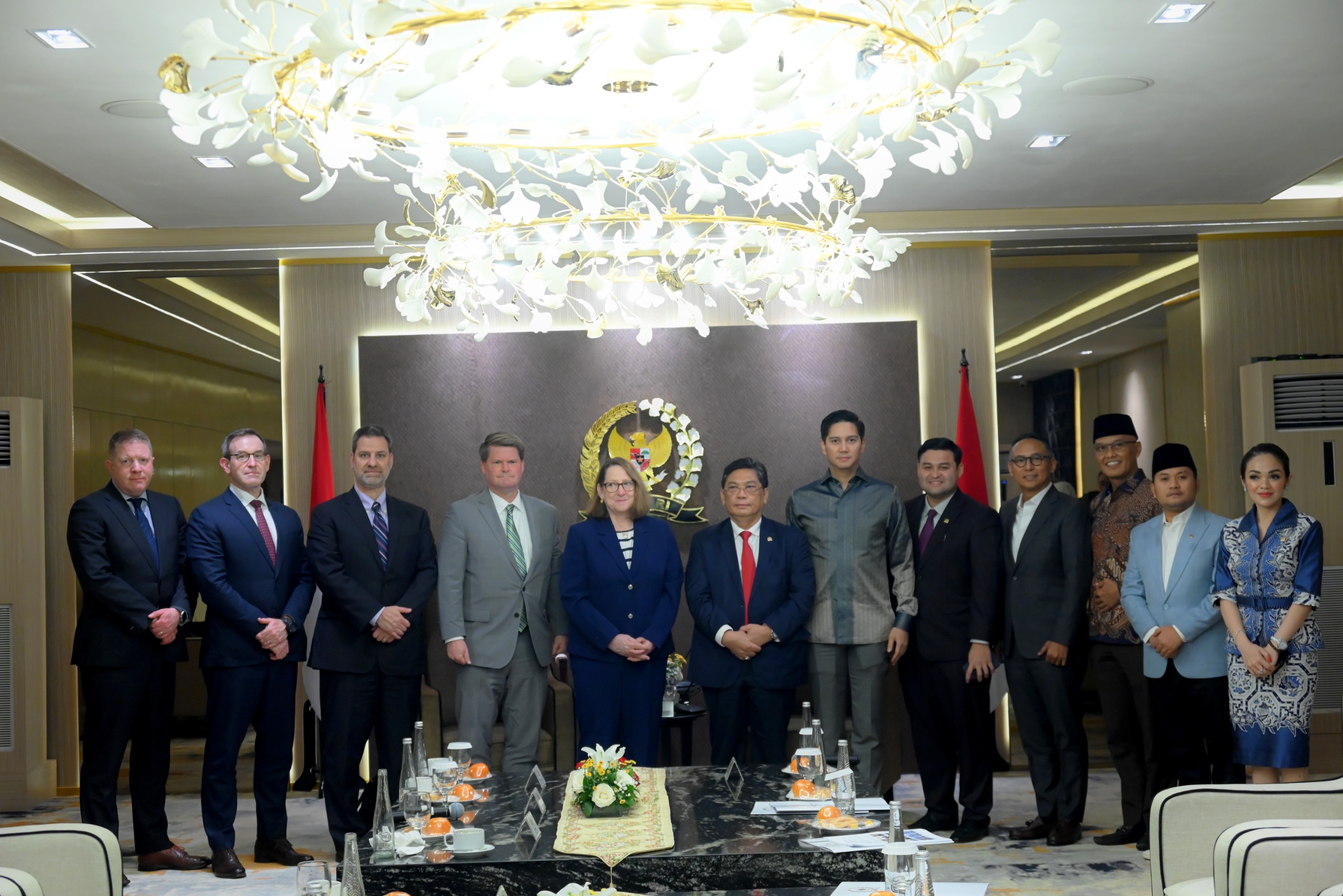 Ketua Komisi I DPR RI, Utut Adianto, dalam foto bersama usai menerima kunjungan dari Counselor for Political Affairs Amerika Serikat, David V. Muehlke, dan Reva Price dari U.S.-China Economic and Security Review Commission di Gedung Nusantara III, Senayan, Jakarta, Kamis (6/3/2025). Foto: Mentari/vel.