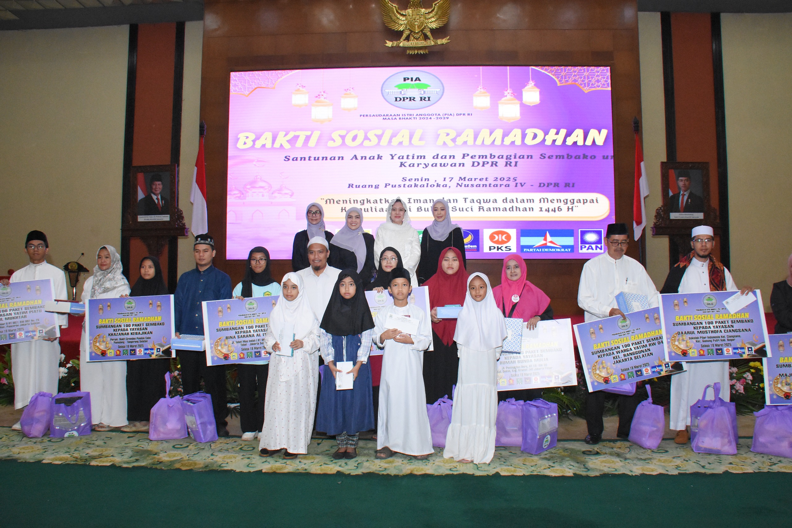 Ketua DPR RI, Puan Maharani, dalam foto bersama saat acara bakti sosial di Gedung Nusantara IV, Senayan, Jakarta, Senin (17/3/2025). Foto: Runi/vel.