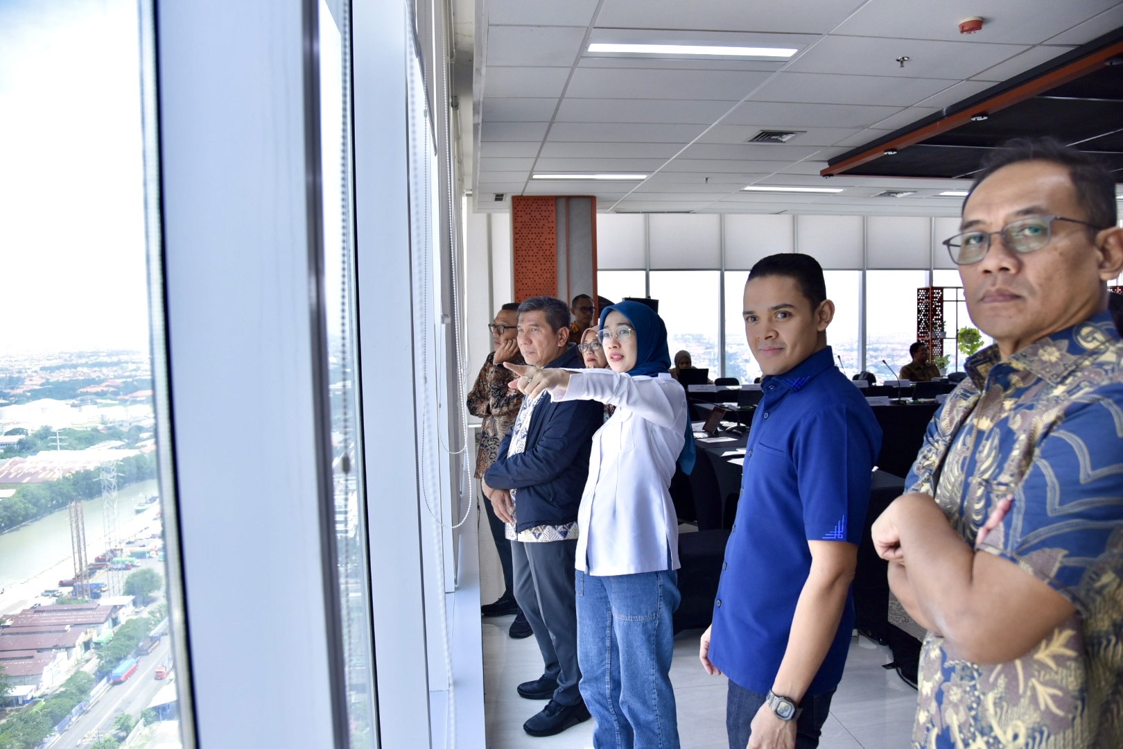 Ketua Komisi VI DPR RI, Anggia Ermarini, bersama tim saat mengecek kesiapan pelayanan transportasi kapal di pelabuhan dalam Kunjungan Kerja Spesifik ke Kota Surabaya, provinsi Jawa Timur, Jumat (21/3/2025). Foto: Tiara/vel.