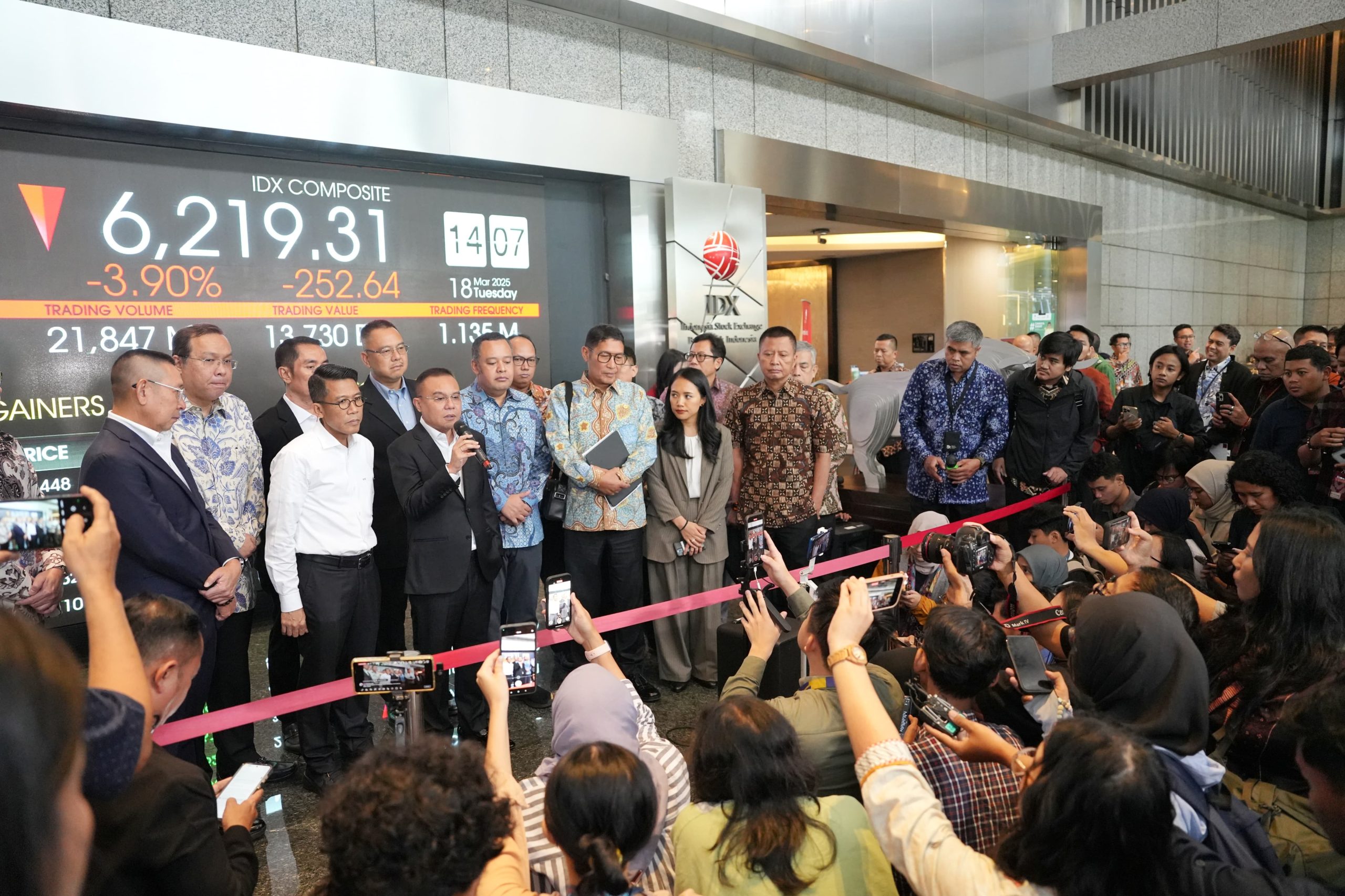 Wakil Ketua DPR RI Sufmi Dasco Ahmad bersama sejumlah anggota Komisi XI DPR RI meninjau Bursa Efek Indonesia (BEI) di Jakarta, pada Selasa (18/3/2025). Foto : Yoga/Andri.