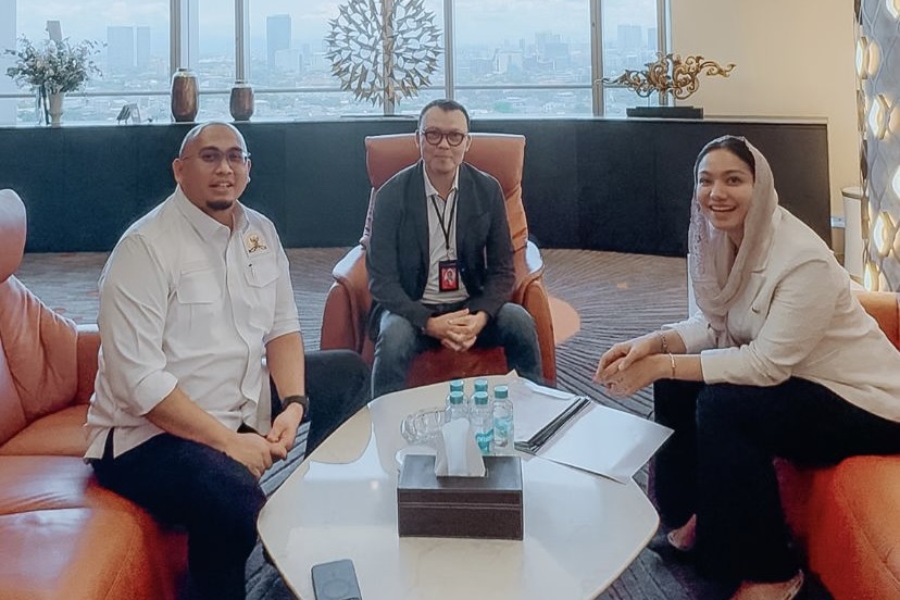 Wakil Ketua Komisi VI Andre Rosiade, dengan Bupati Dharmasraya, Annisa Suci Ramadhani, saat melakukan pertemuan dengan Direktur Utama (Dirut) Telkomsel Nugroho. Foto: Ist/vel.