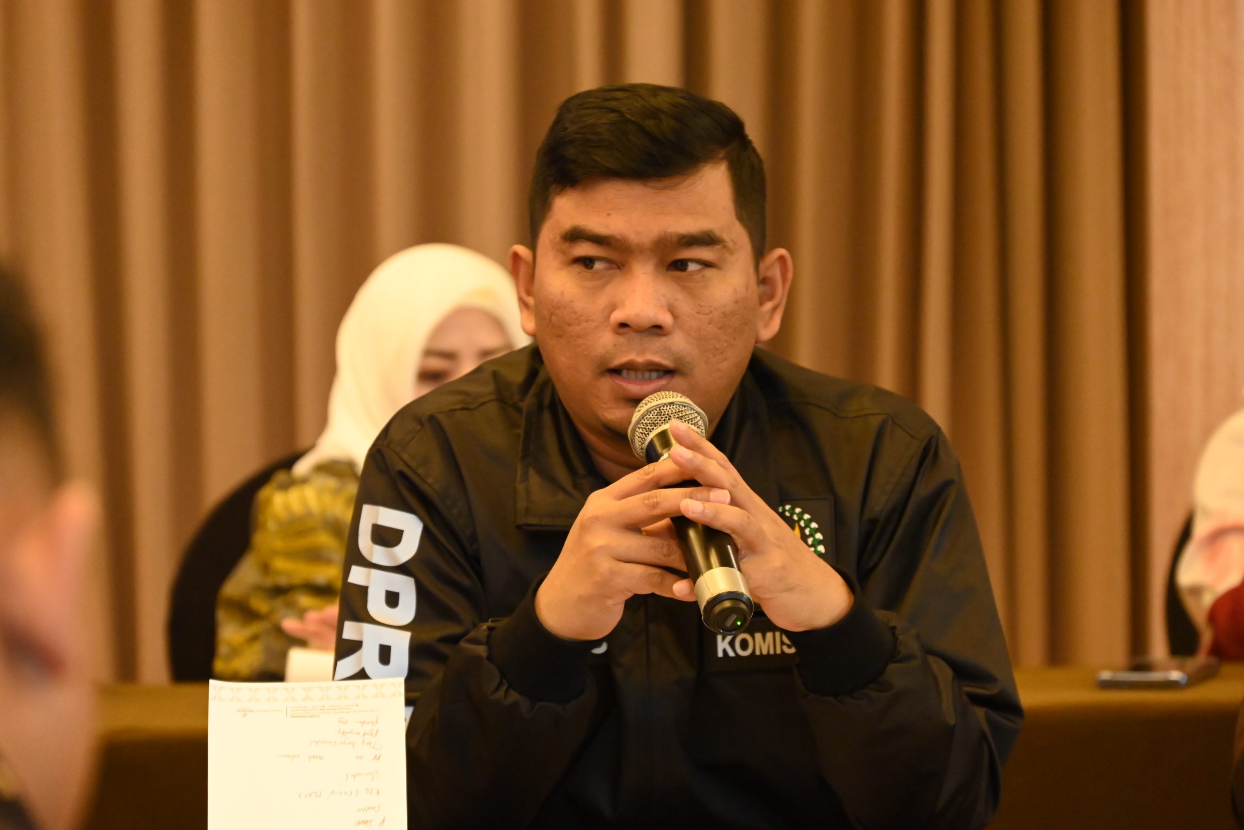 Anggota Komisi XII DPR RI Rocky Candra, saat mengikuti pertemuan kunjungan kerja spesifik di Kota Kendari, Sulawesi Tenggara, Jumat (20/03/2024). Foto: Singgih/vel.