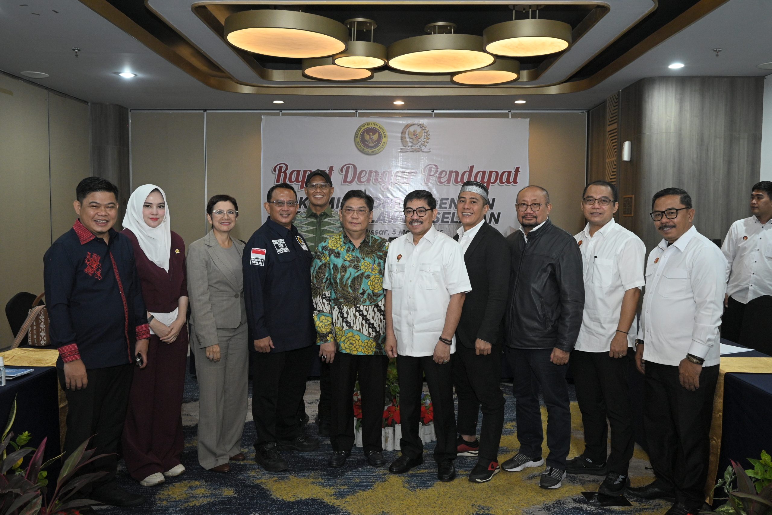 Ketua Komisi I DPR RI, Utut Adianto, bersama tim dalam foto bersama usai pertemuan dengan BINDA Sulsel di Makassar, Sulawesi Selatan, Rabu (5/3/2025). Foto: Farhan/vel.