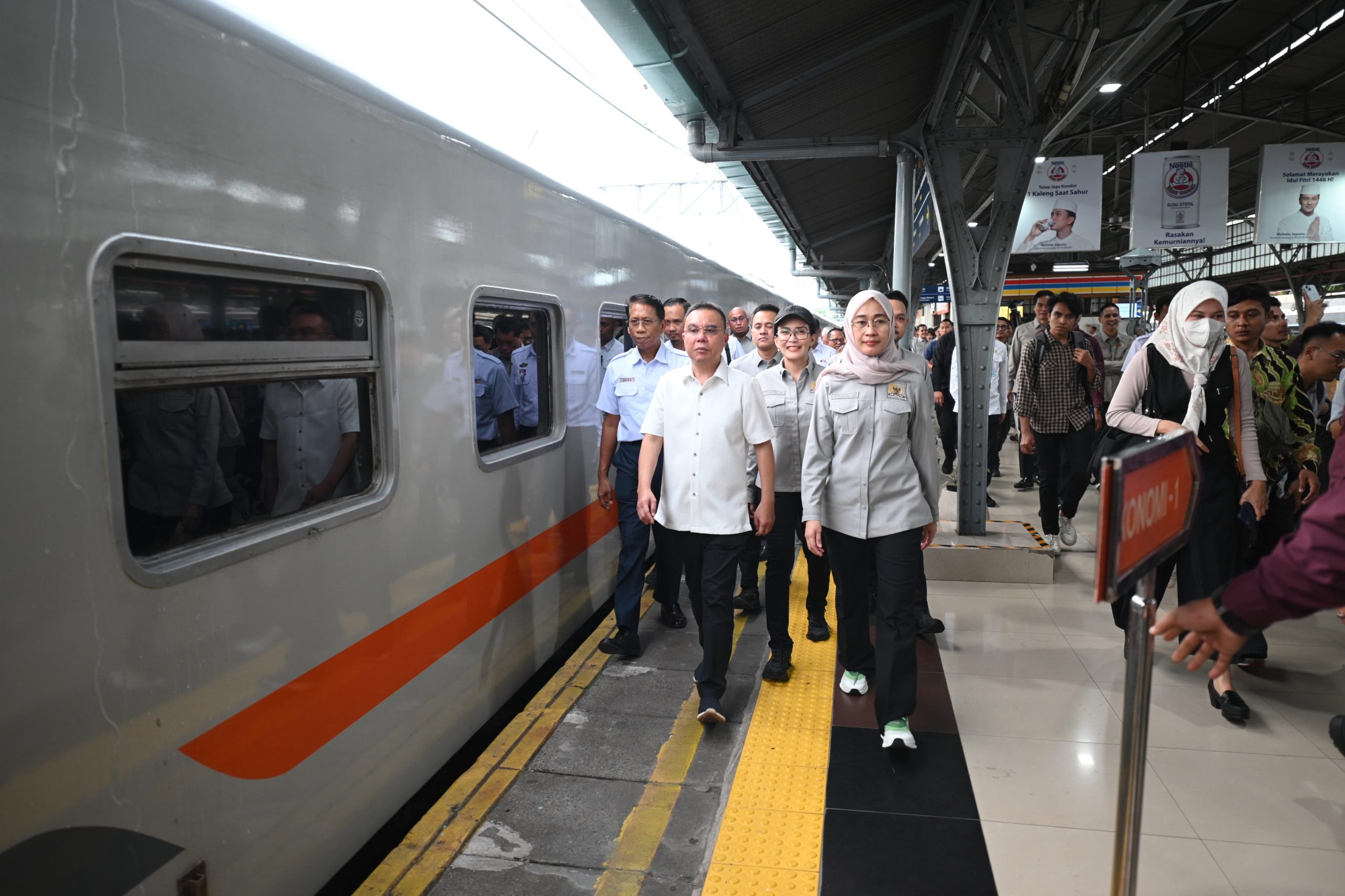 Pimpinan DPR RI bersama Komisi VI DPR RI yang dipimpin oleh Wakil Ketua Bidang Politik dan Keamanan Sufmi Dasco Ahmad, saat melakukan peninjauan melihat kondisi persiapan arus mudik jelang Lebaran 2025 ke Stasiun Pasar Senen, Senin Sore (17/3/2025). Foto: Farhan/vel.