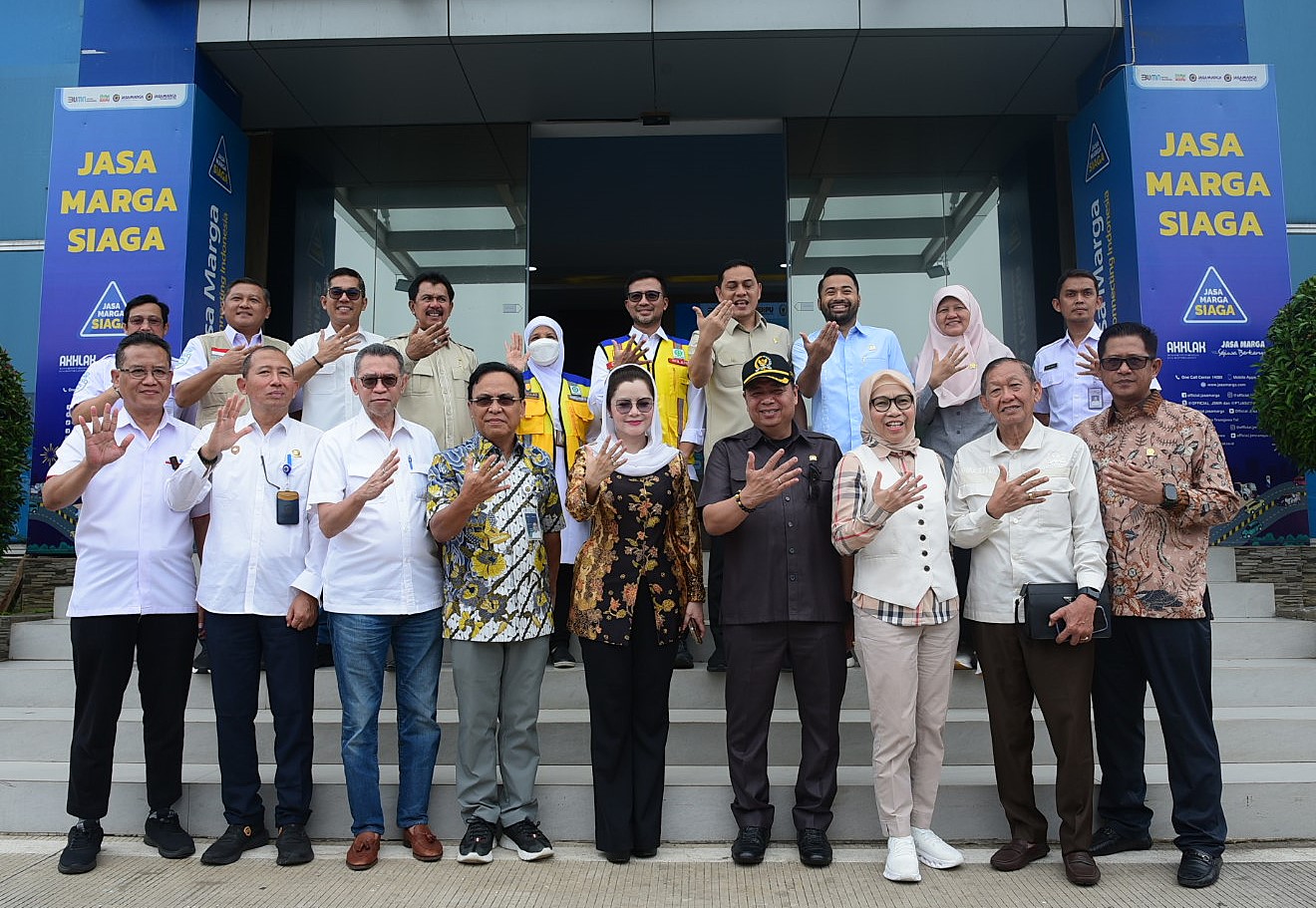 Anggota Komisi V DPR RI Novita Wijayanti saat melakukan tinjauan lapangan di ruas Tol Jakarta Cikampek yang dilanjutkan pertemuan dengan para mitra kerja terkait dalam rangka persiapan arus mudik lebaran 2025 di Kantor Jasa Marga, Gerbang Pintu Tol Cikampek Utama, Karawang, Jawa Barat, Kamis (13/3/2025). Foto : Oji/Andri.