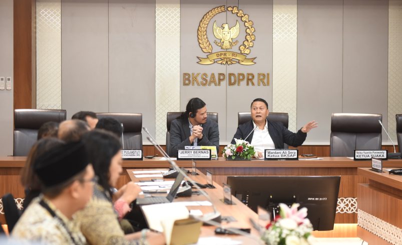 Ketua BKSAP DPR RI Mardani Ali Sera, saat memimpin Focus Group Discussion (FGD) di Gedung Nusantara III, DPR RI, Senayan, Jakarta, Rabu (5/3/2025). Foto: Jaka/vel.