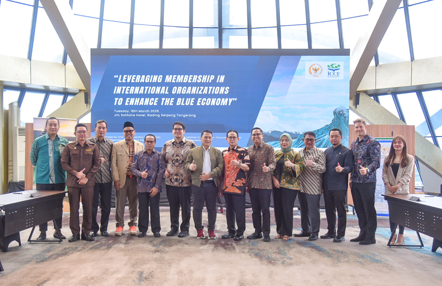 Tim BKSAP DPR RI saat foto bersama usai Focus Group Discussion (FGD) bertajuk Pemanfaatan Keanggotaan dalam Organisasi Internasional untuk Meningkatkan Ekonomi Biru di Tangerang, Selasa (18/3/2025). Foto: Aisyah/vel.