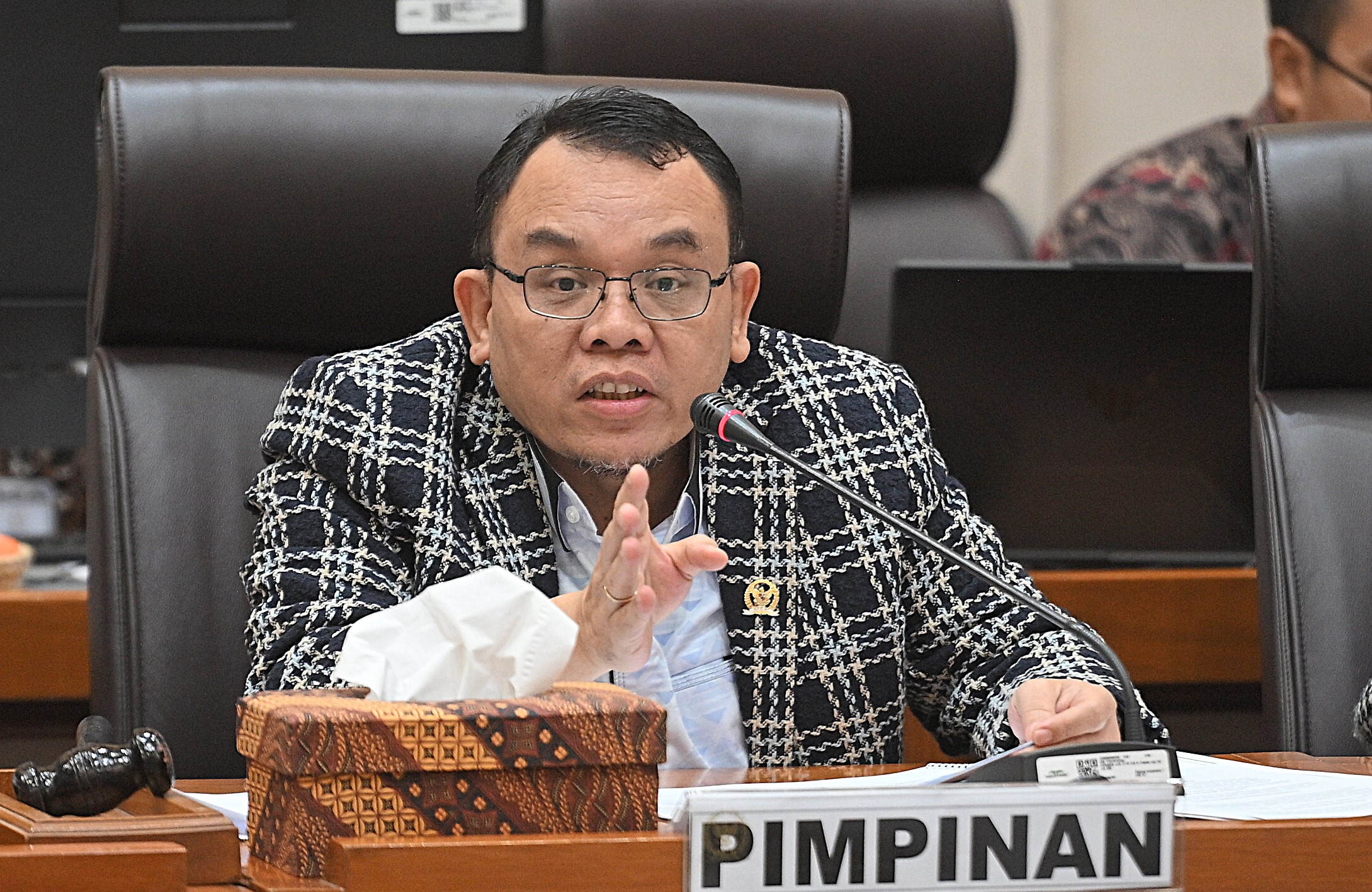 Ketua Komisi VII DPR RI, Saleh Partaonan Daulay saat memimpin Rapat Kerja dengan Menteri Usaha Mikro, Kecil, dan Menengah (UMKM) RI untuk membahas Program Kredit Usaha Rakyat (KUR) di Nusantara I, Senayan, Jakarta, Selasa (18/3/2024). Foto : Farhan/Andri.