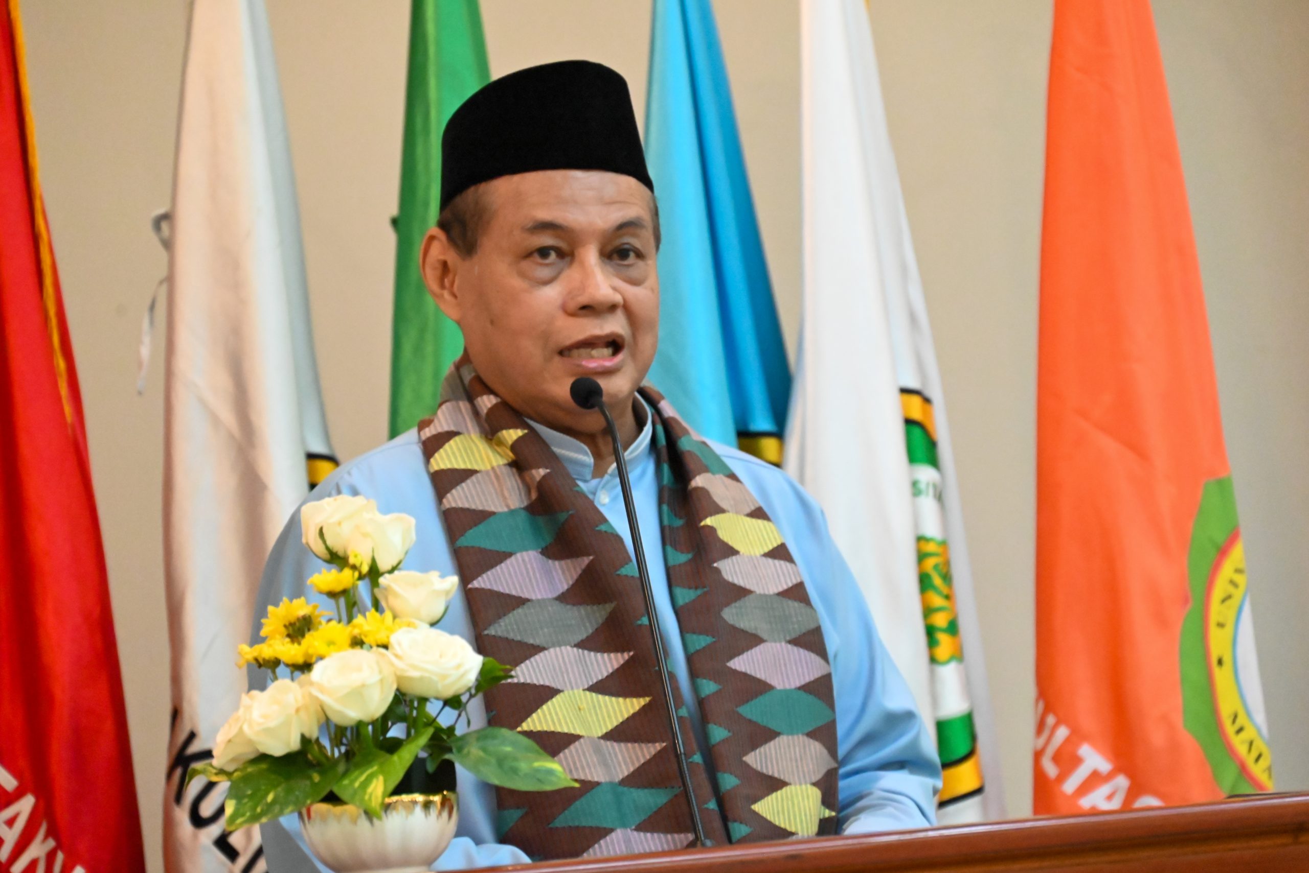 Ketua Tim Kunjungan Kerja Spesifik (Kunspek) Komisi VIII DPR RI, Nanang Samodra, saat memimpin pertemuan dengan jajaran civitas akademika UNIZAR, Jumat (21/3/2025). Foto: Nadya/vel.