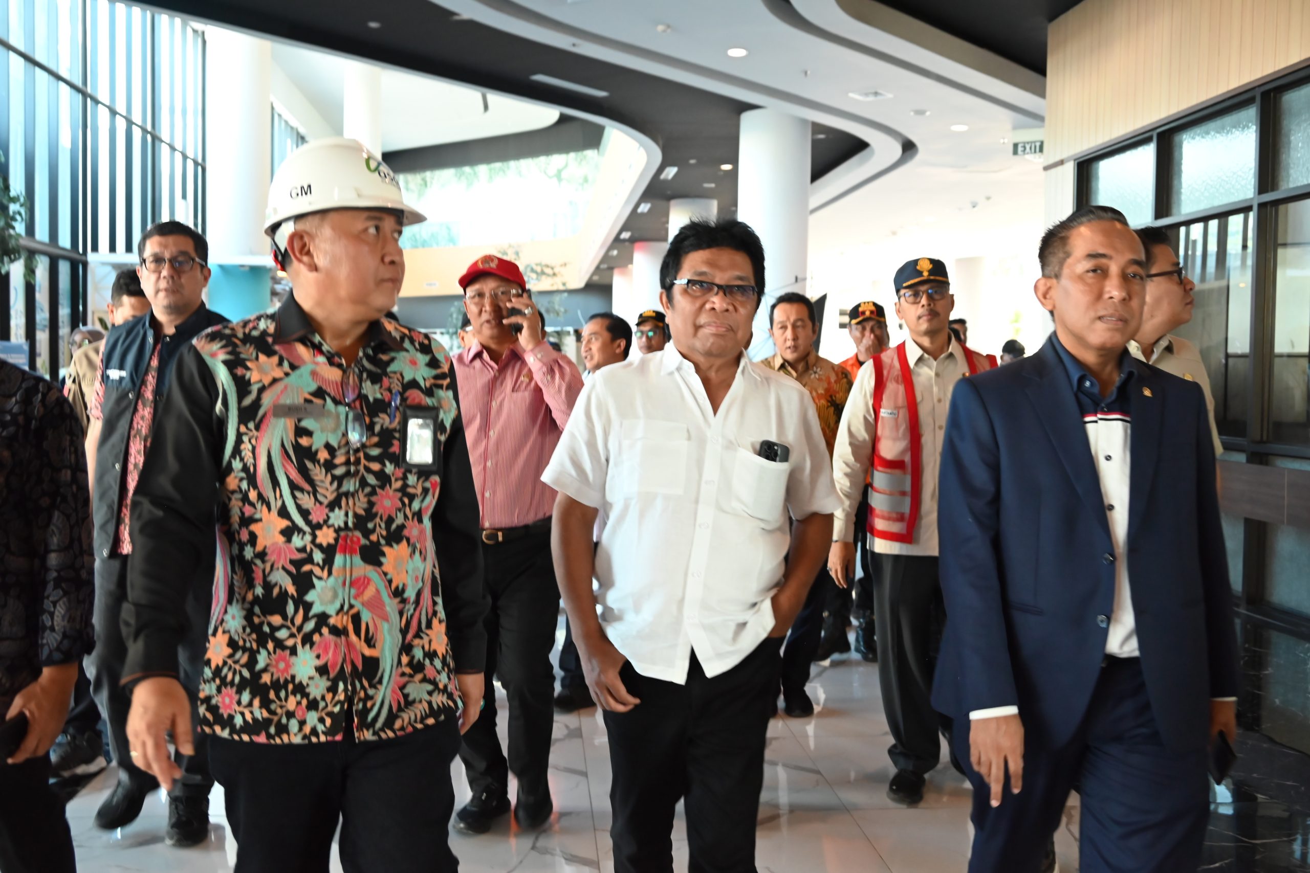 Anggota Komisi V DPR RI, Mori Hanafi (kanan), saat mengikuti kunjungan kerja spesifik ke Pelabuhan Merak untuk meninjau kesiapan penyeberangan mudik menjelang libur Lebaran, Kamis (13/3/2025). Foto: Yasmin/vel.