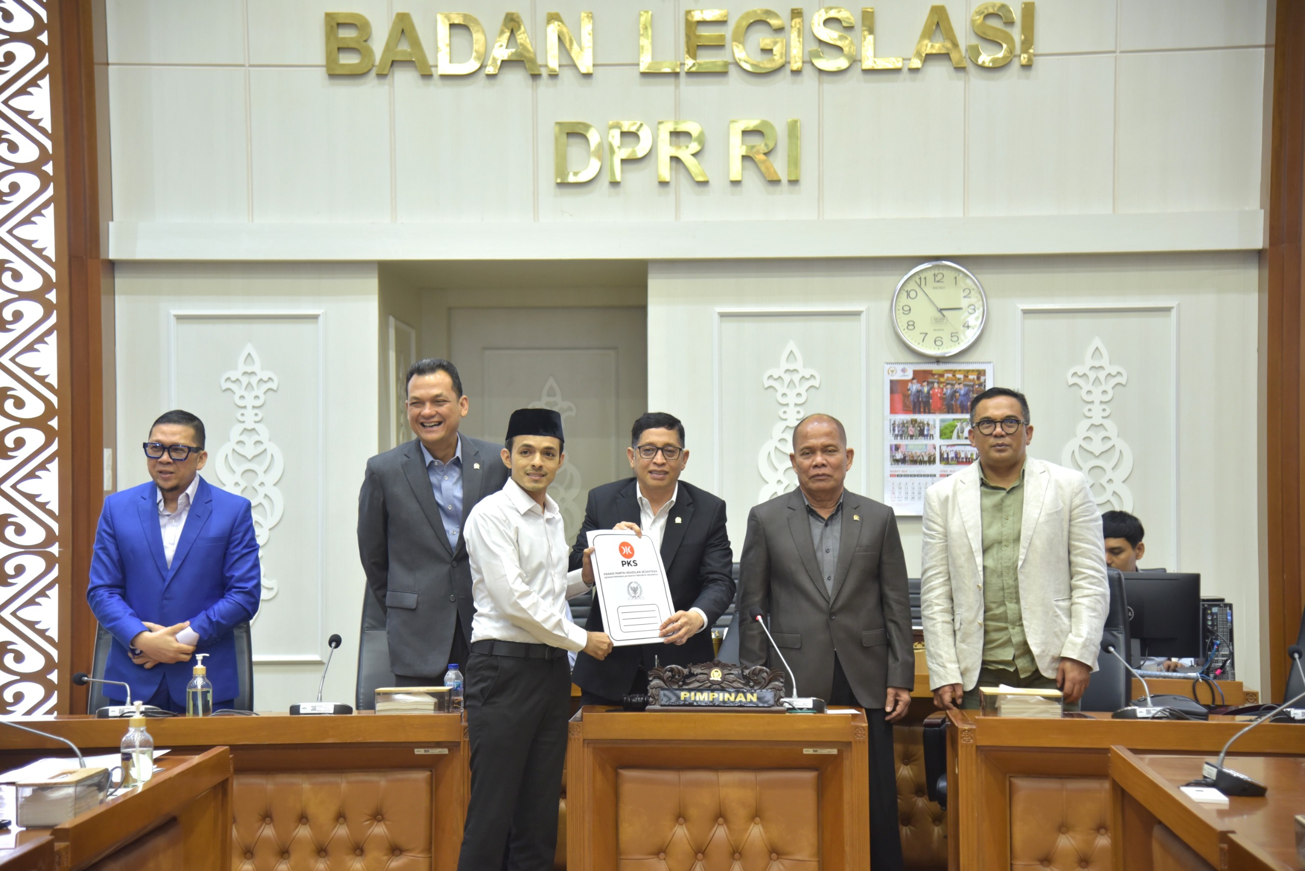 Anggota Badan Legislasi DPR RI Gamal, saat menyerahkan pandangan fraksinya pada Rapat Pleno Baleg DPR RI di Gedung Nusantara I, DPR RI, Senayan, Jakarta, Senin (17/3/2025). Foto: Geraldi/vel.
