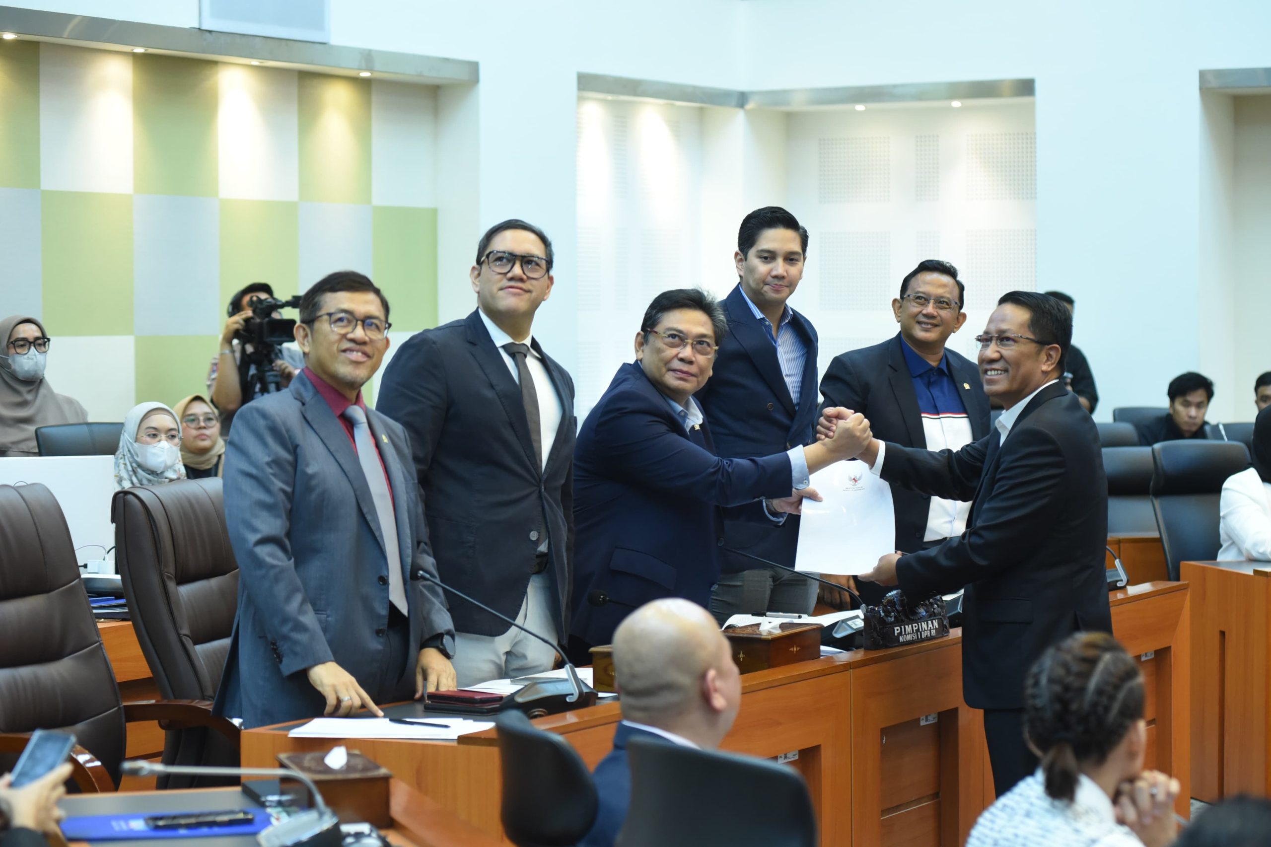 Pimpinan Komisi I DPR RI dan Menteri Hukum Supratman Andi Agtas, dalam rapat kerja (Raker) pembicaraan tingkat I RUU TNI di ruang Banggar DPR RI, Senayan, Jakarta Pusat, Selasa (18/3/2025). Foto: Jaka/vel.