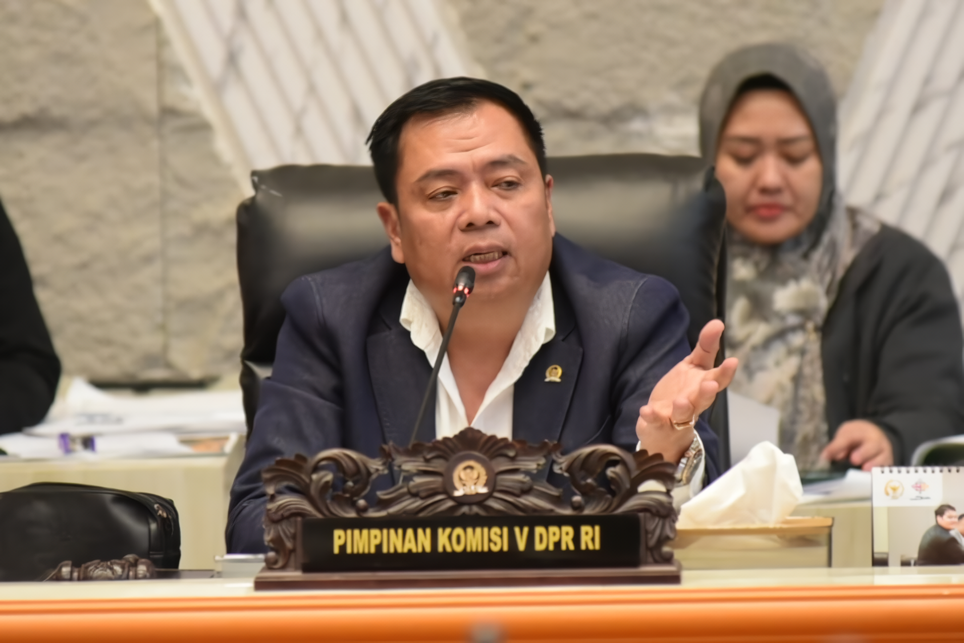 Ketua Komisi V DPR RI, Lasarus, saat memimpin Rapat Dengar Pendapat Umum (RDPU) Komisi V dengan PT. Goto Gojek Tokopedia, PT. Grab Teknologi Indonesia, dan PT. Teknologi Perdana Indonesia (Maxim Indonesia), di Gedung Nusantara, DPR RI, Senayan, Jakarta, Rabu (5/3/2025). Foto: Oji/vel.