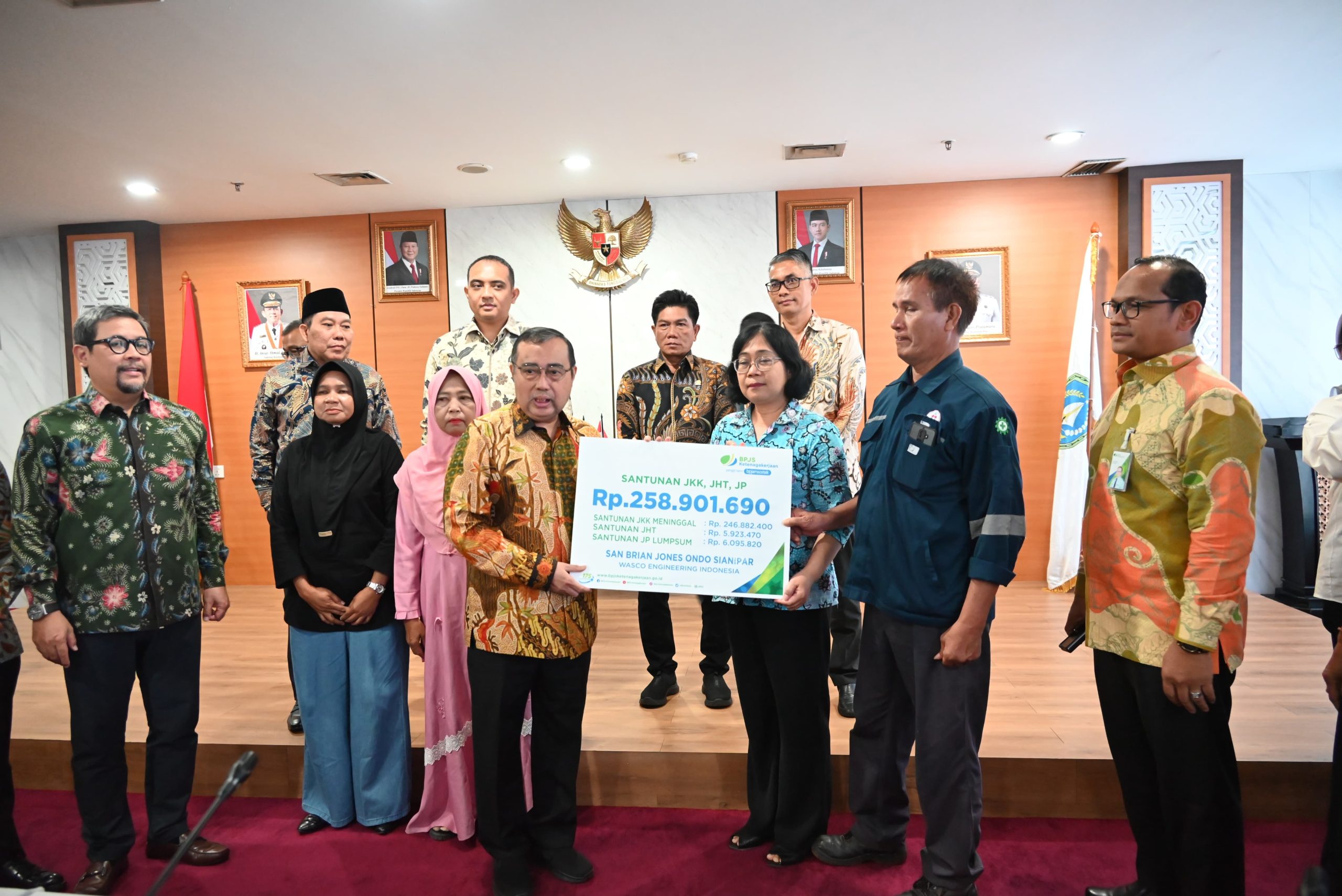 Wakil Ketua Komisi IX DPR RI Yahya Zaini, saat menyerahkan bantuan usai pertemuan dengan Dinas Ketenagakerjaan Kepulauan Riau (Kepri), Kamis (13/3/2025). Foto: Agung/vel.