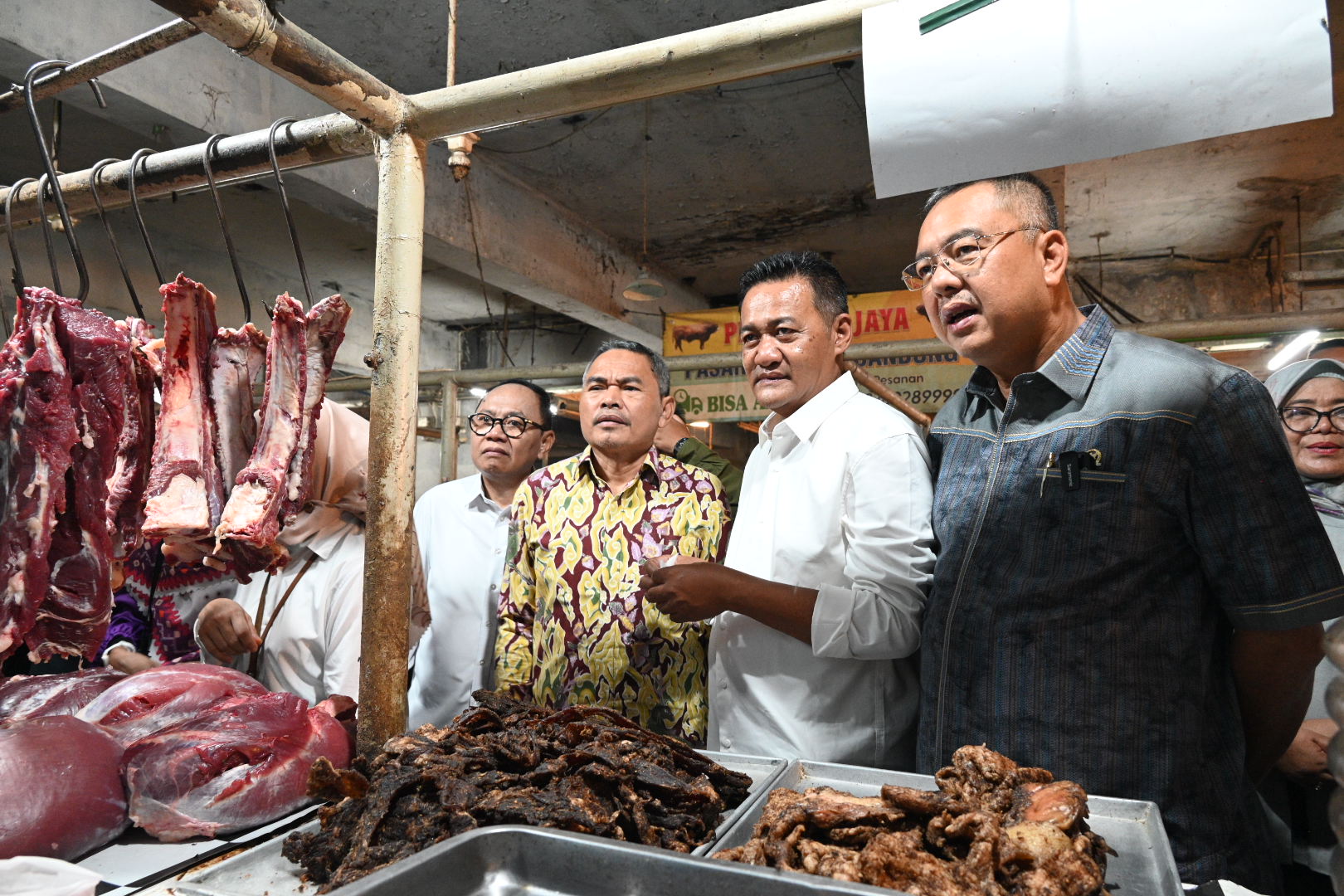 Anggota Badan Aspirasi Masyarakat (BAM) DPR RI, Obon Tabroni (dua dari kanan), saat mengecek harga pangan di Pasar Kosambi, Bandung, Kamis (6/3/2025). Foto: Dep/vel.