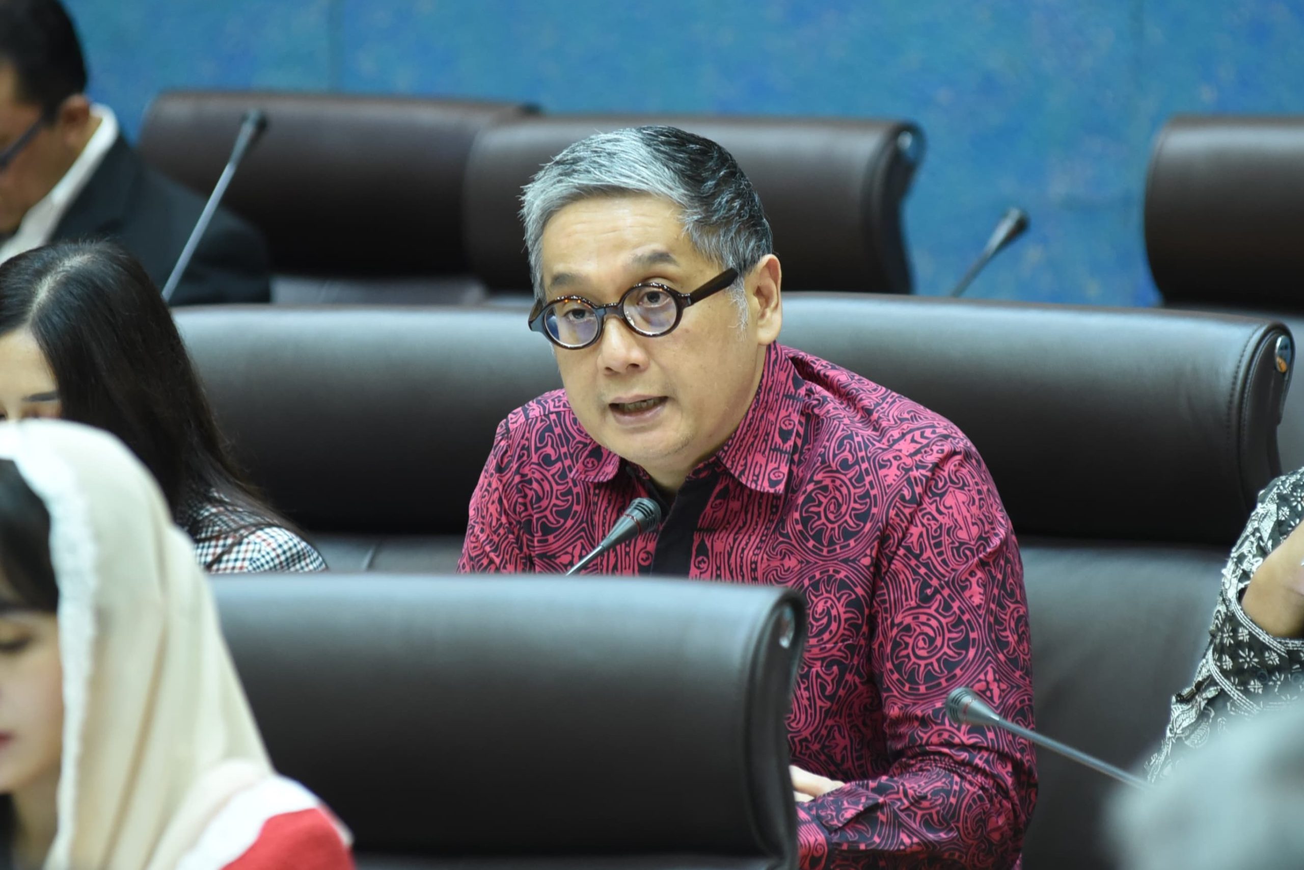 Anggota Komisi VII DPR RI Putra Nababan, saat mengikuti Rapat Kerja Komisi VII bersama Menteri Pariwisata di Gedung Nusantara I, DPR RI, Senayan, Jakarta, Selasa (10/03/2025). Foto: Jaka/vel.
