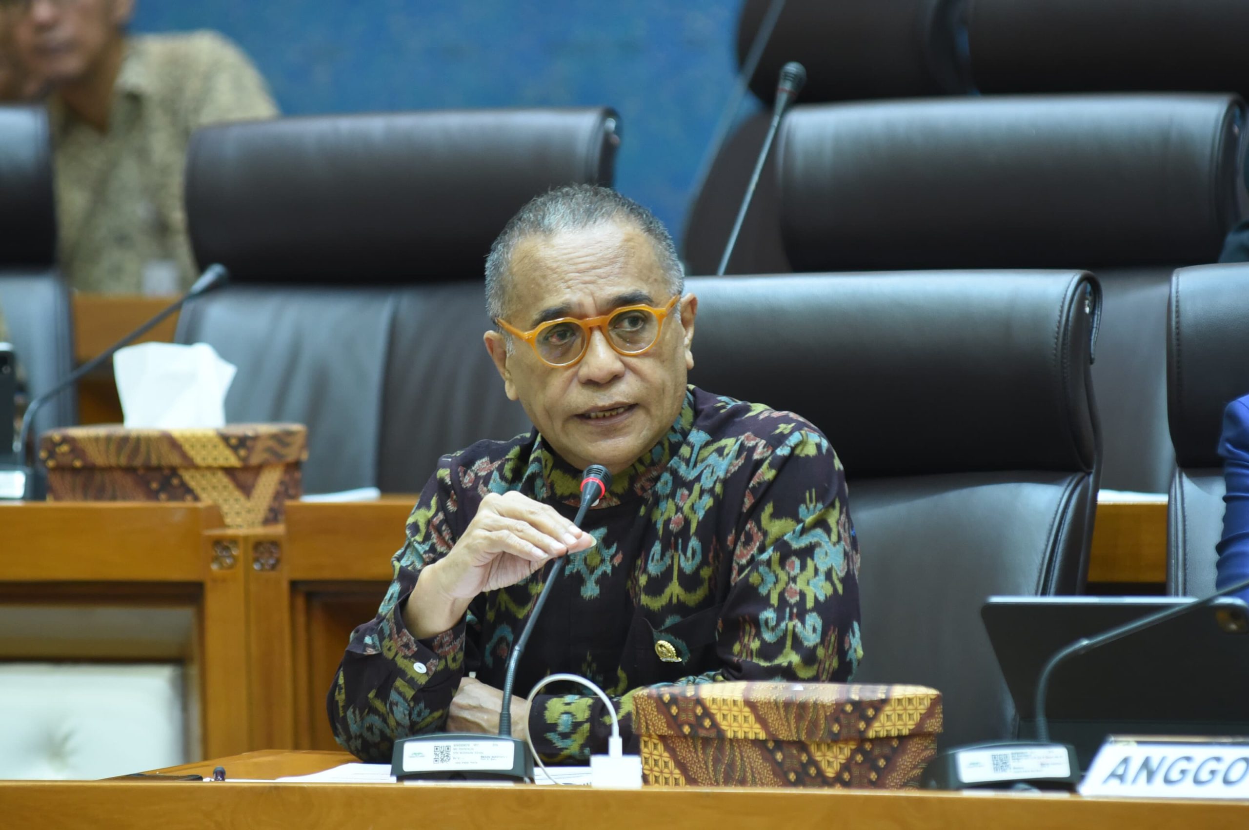 Anggota Komisi VII DPR RI, Samuel Wattimena, saat Rapat Kerja Komisi VII DPR RI dengan Menteri Ekonomi Kreatif/Kepala Badan Ekonomi Kreatif RI di Gedung Nusantara I, Senayan, Jakarta, Rabu (19/3/2025). Foto: Jaka/vel.