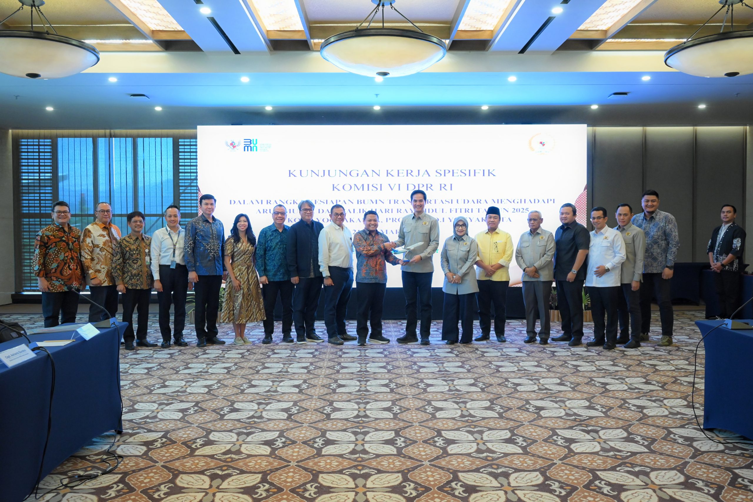 Wakil Ketua Komisi VI DPR RI, Adisatrya Sulisto, saat bertukar cenderamata usai memimpin pertemuan dengan Kementerian BUMN serta jajaran terkait di sektor transportasi udara di Yogyakarta, Jumat (21/3/2025). Foto: Mentari/vel.