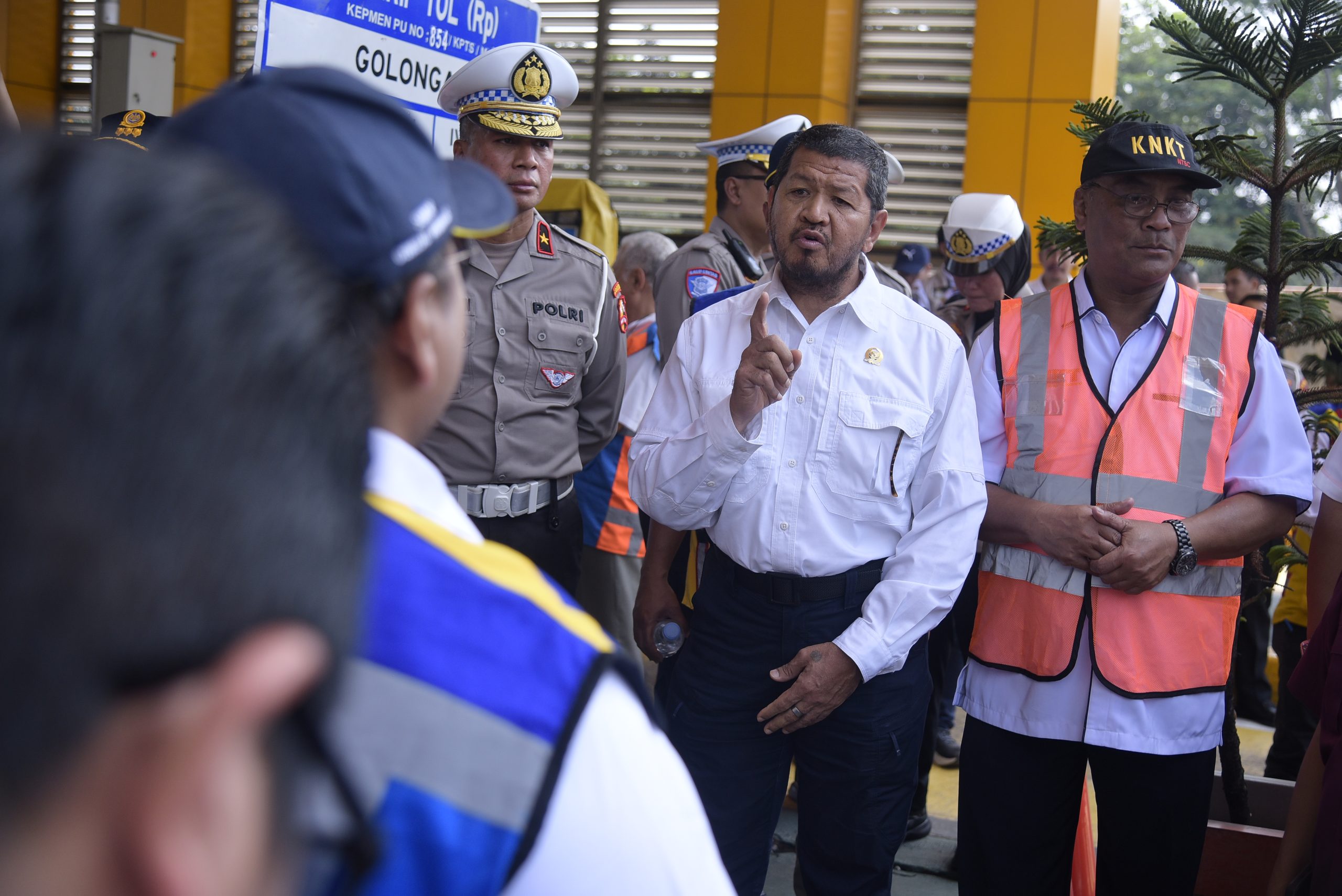 Wakil Ketua Komisi V DPR RI Roberth Rouw saat meninjau dan membahas insiden kecelakaan lalu lintas di Gerbang Tol (GT) Ciawi 2, Bogor, Jawa Barat, Kamis (27/2/2025). Foto : Mu/Andri.