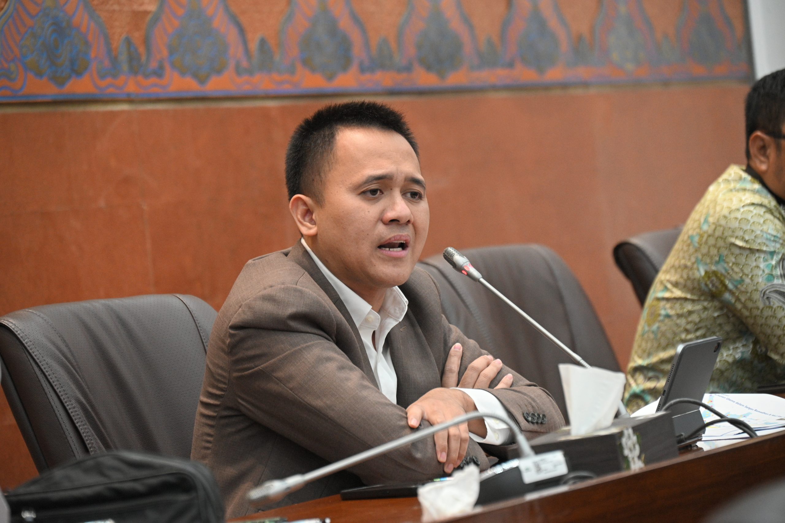 Anggota Komisi VI DPR RI Mufti Anam, saat mengikuti rapat dengar pendapat (RDP) dengan PT Pertamina dan Sub-holdingnya di Gedung Nusantara I, Senayan, Jakarta, Selasa (11/3/2025). Foto: Farhan/vel.