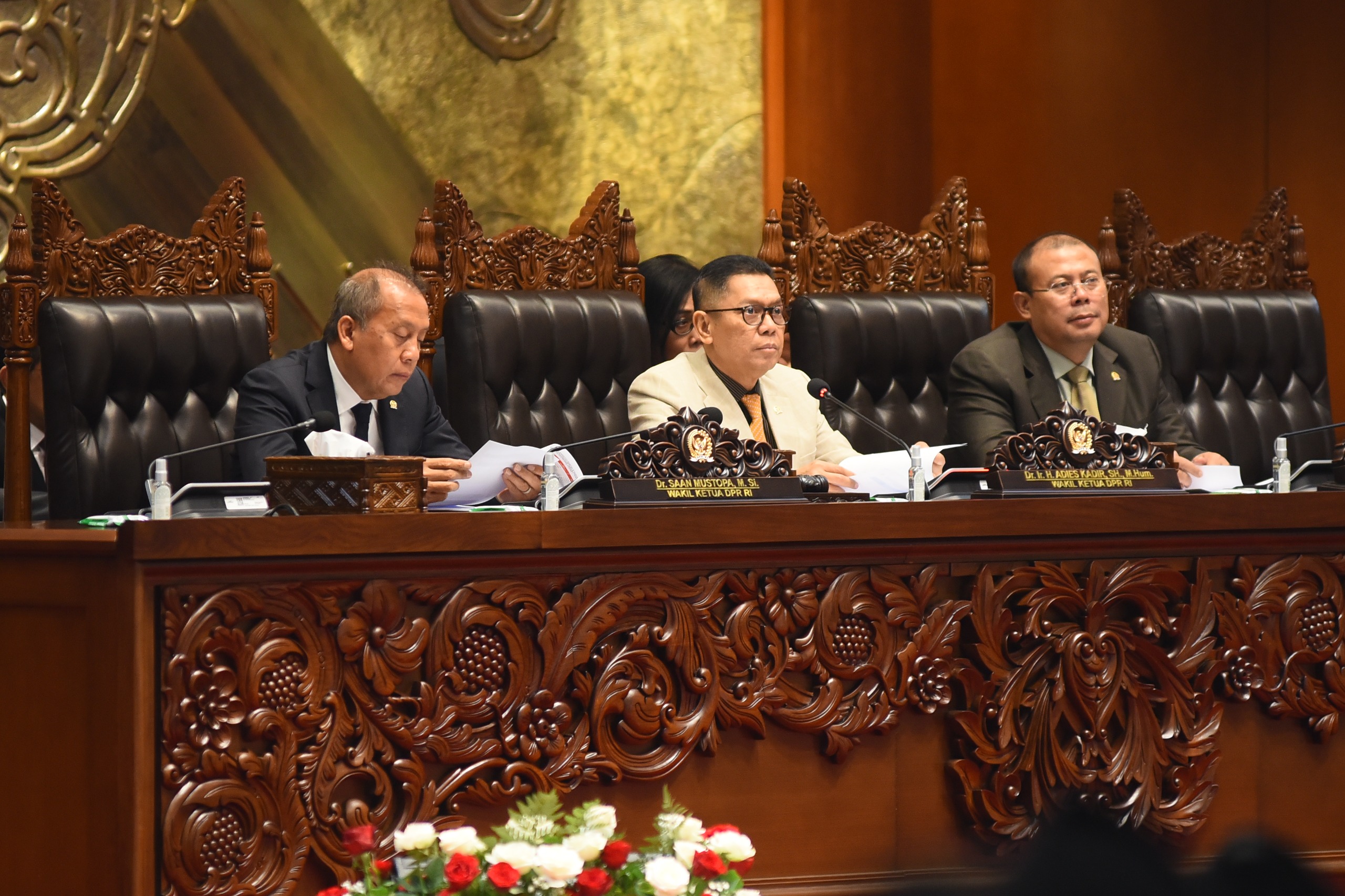 Wakil Ketua DPR RI Adies Kadir (tengah) saat memimpin Rapat Paripurna di ruang rapat Paripurna DPR RI, Senayan, Jakarta, Kamis (6/3/2025). Foto: Runi/vel.