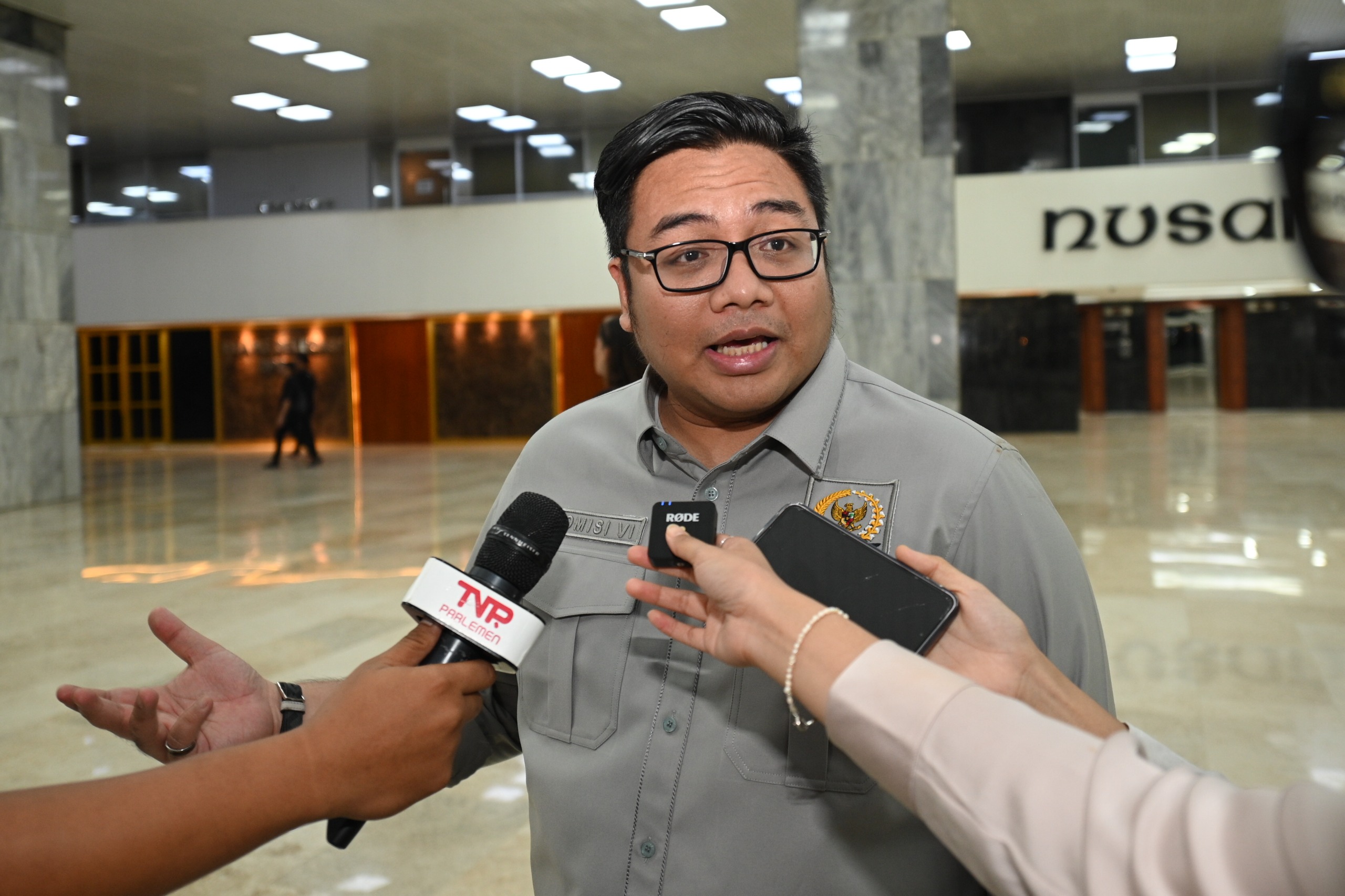 Anggota Komisi VI DPR RI Kawendra Lukistian, saat diwawancara usai melakukan sidak ke Stasiun Pasar Senen, di Gedung Nusantara III, Senin (17/3/2025). Foto: Farhan/vel.