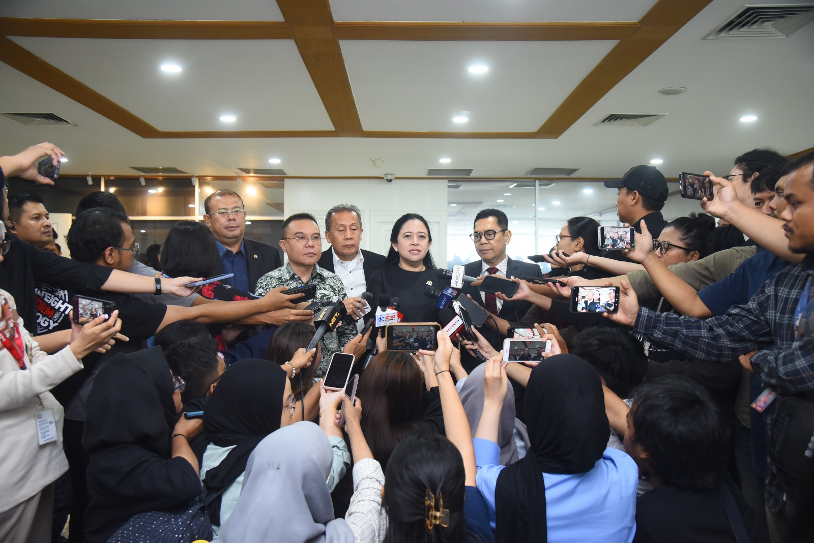 Ketua DPR RI Puan Maharani saat diwawancara awak media di Gedung Nusantara II. Foto: Dok/vel.