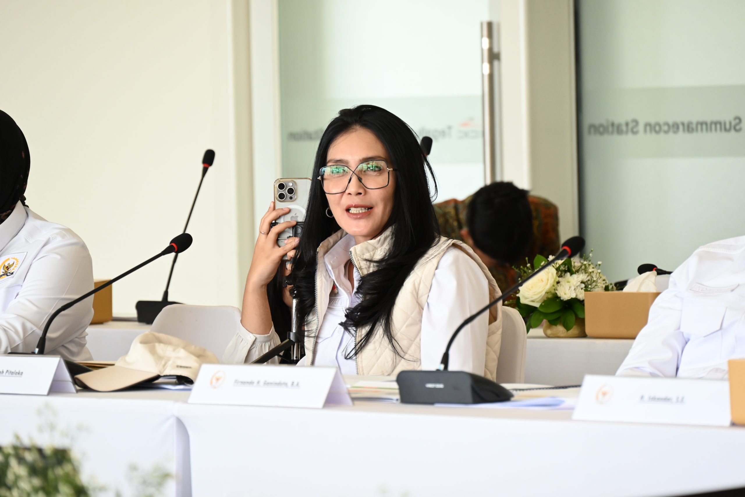 Anggota Komisi VI DPR RI, Rieke Diah Pitaloka, saat Kunjungan Kerja Spesifik Komisi VI DPR RI dengan Kementerian BUMN, PT KAI (Persero), KCIC, dan Perum Damri di Stasiun Kereta Cepat Tegalluar Summarecon, Kabupaten Bandung, Jawa Barat, Jumat (21/3/2025). Foto: Saum/vel.