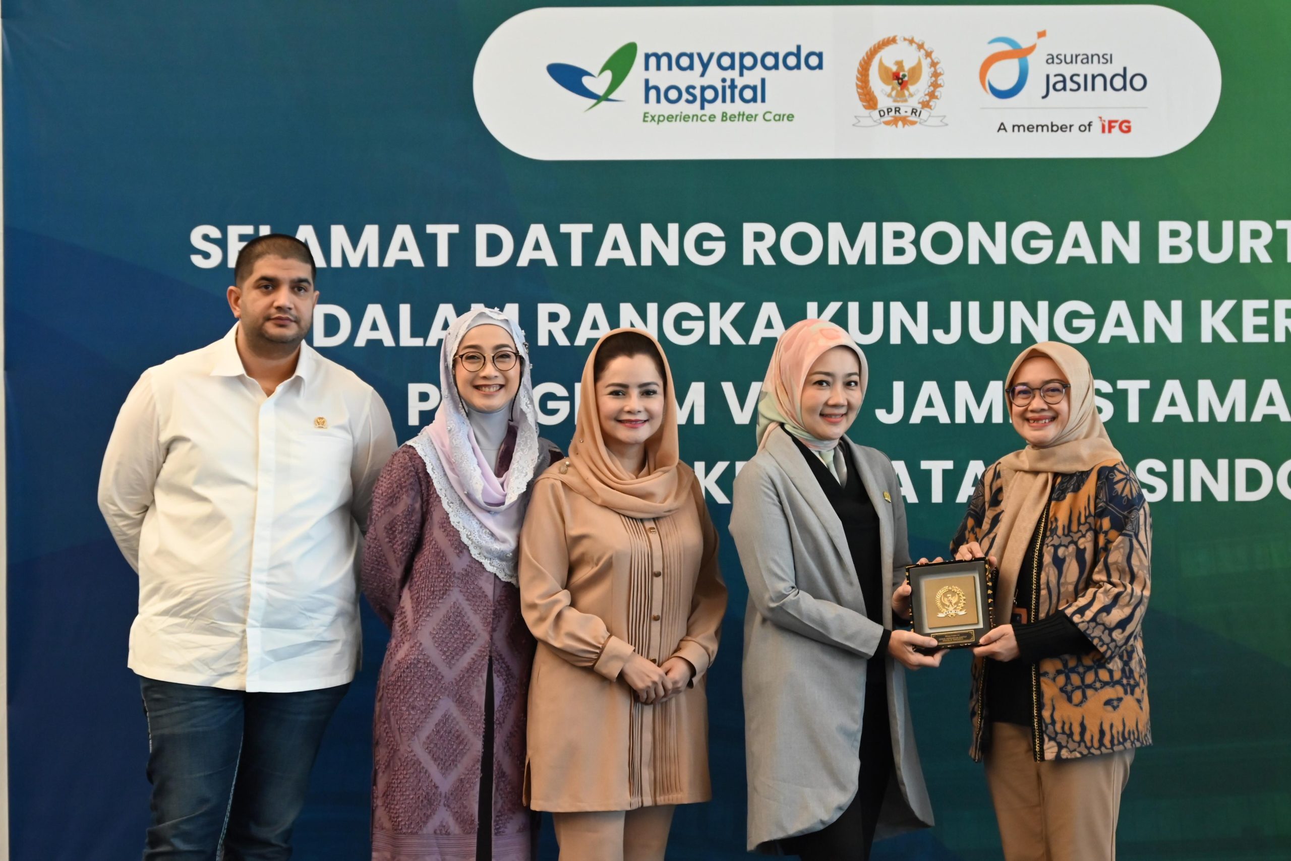 Anggota BURT DPR RI Atalia Praratya, saat bertukar cenderamata usai meninjau fasilitas dan pelayanan Mayapada Hospital Bandung, di Jawa Barat, Jumat (14/03/2025). Foto: Rizki/vel.