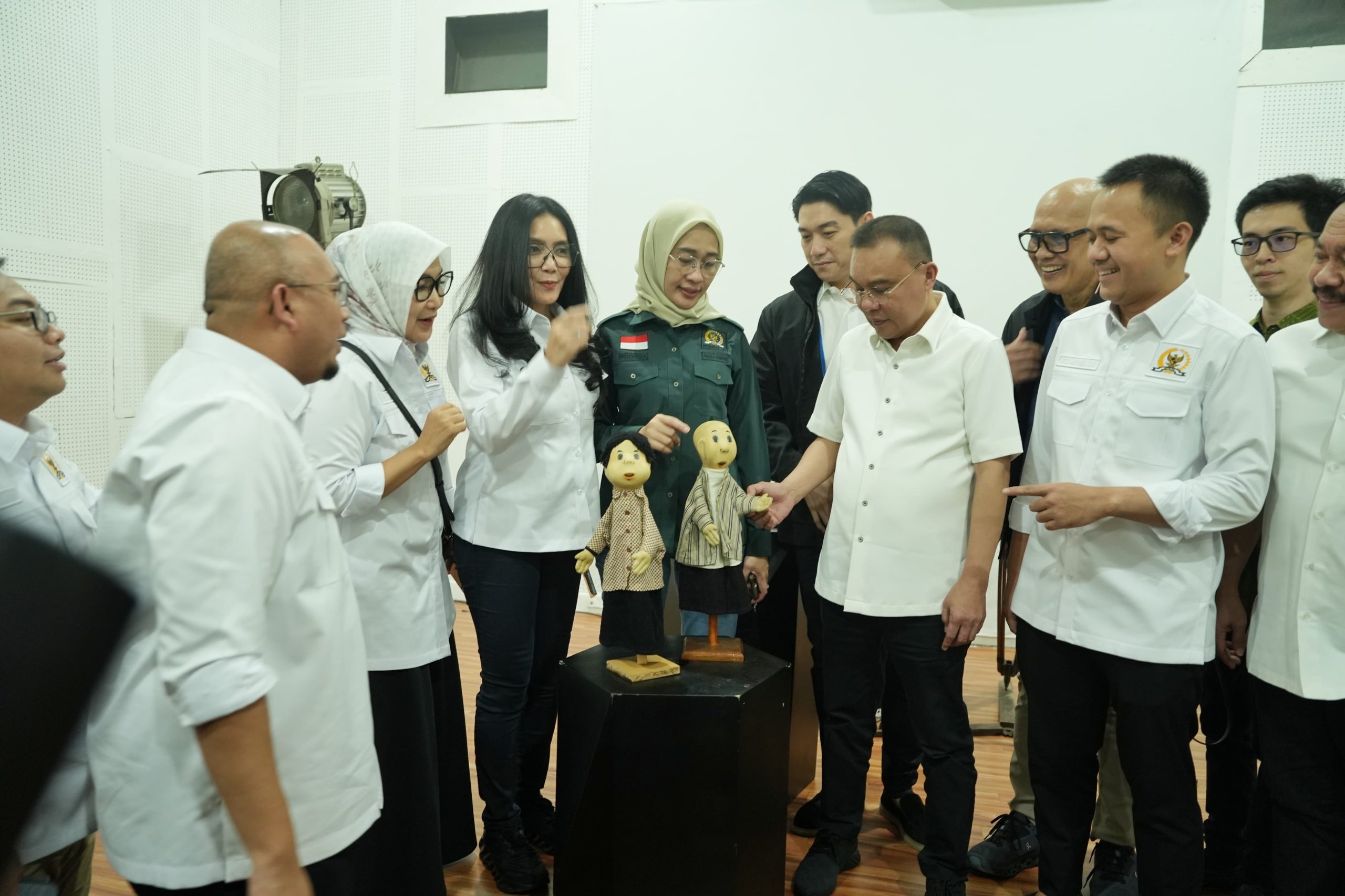 Wakil Ketua DPR RI, Sufmi Dasco Ahmad, bersama pimpinan dan anggota Komisi VI DPR RI, melakukan kunjungan kerja ke kantor Produksi Film Negara (PFN) di Jakarta, Jumat (14/3/2025). Foto : Yoga/Andri.
